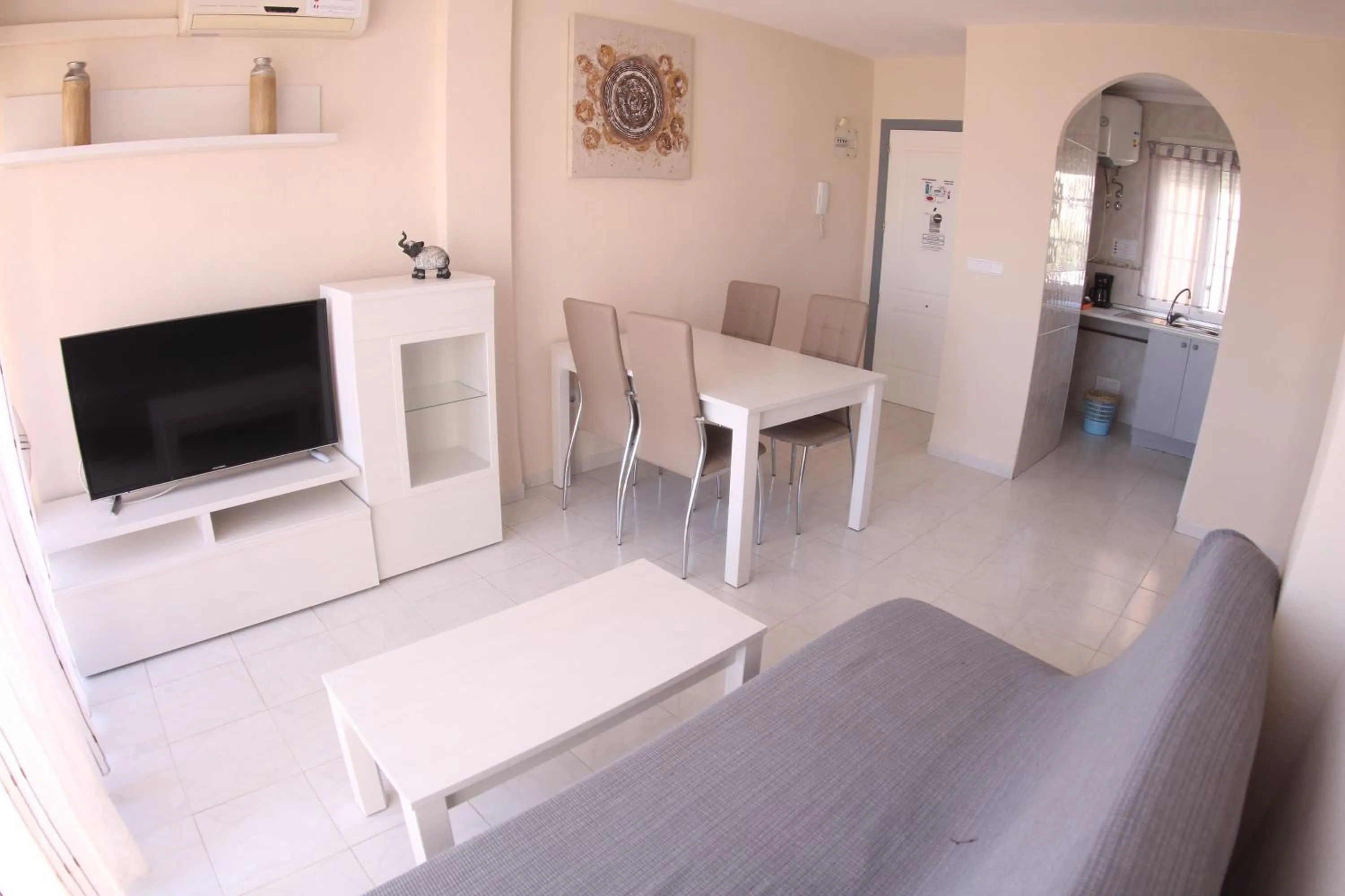 Communal lounge/ TV room in Apartamentos Marina Internacional