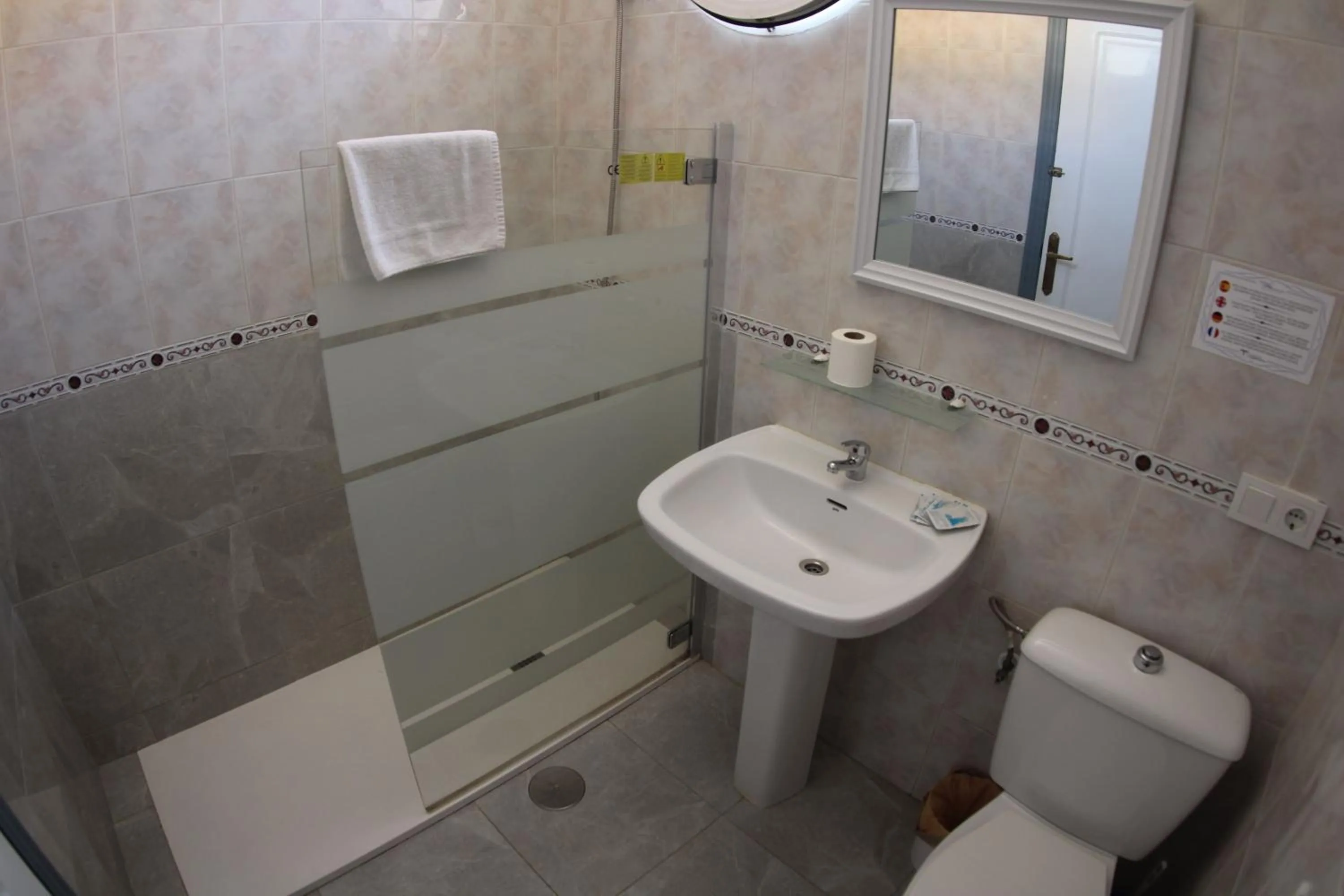 Shower in Apartamentos Marina Internacional