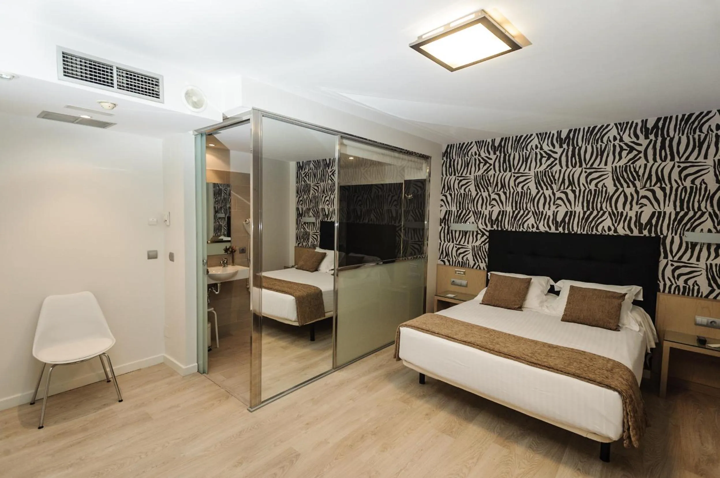 Bathroom, Bed in Hotel Alda San Carlos