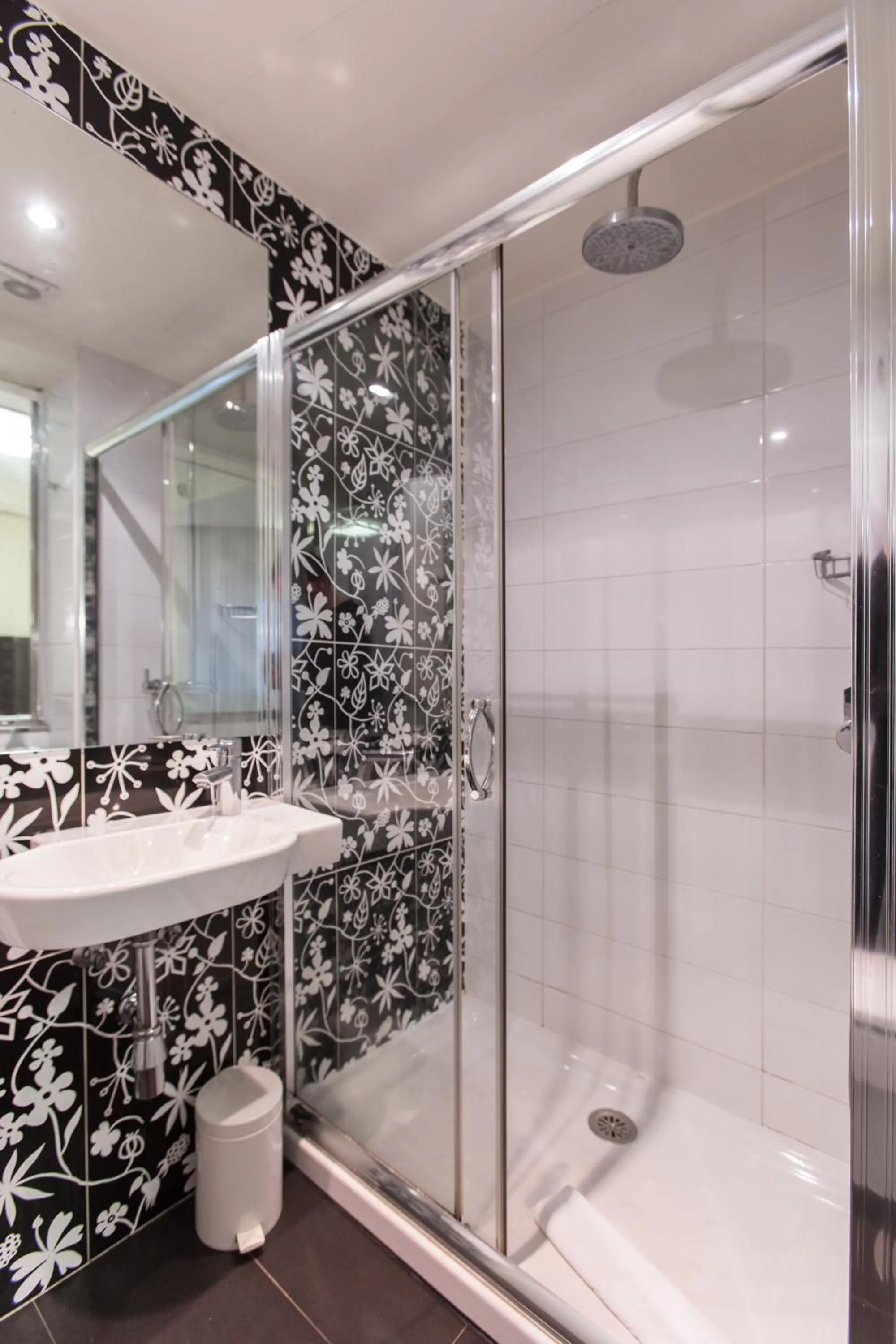 Shower in Hotel Alda San Carlos