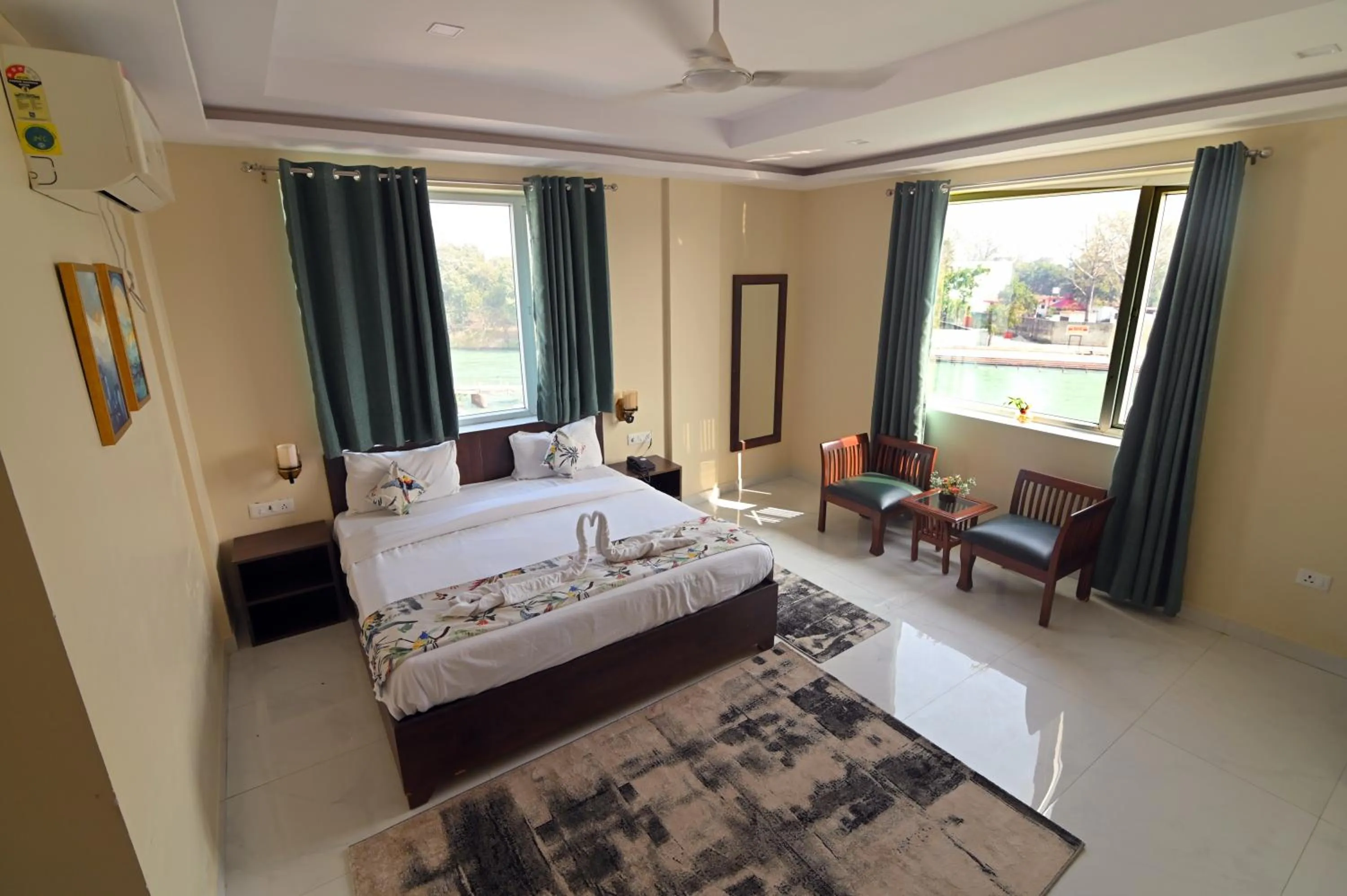 Bedroom, Bed in Jaswinder Bhawan - By The Ganges