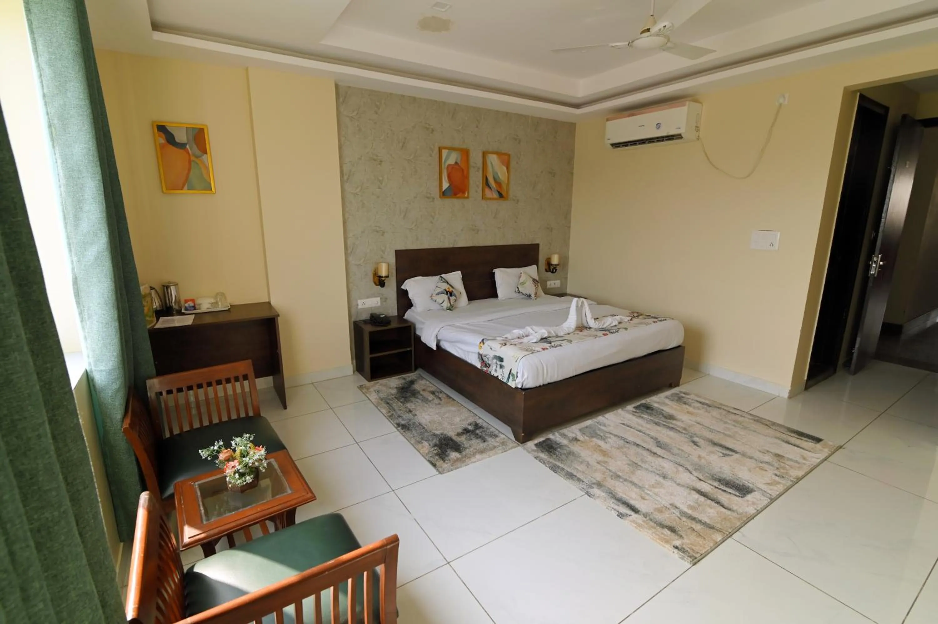 Bedroom, Bed in Jaswinder Bhawan - By The Ganges