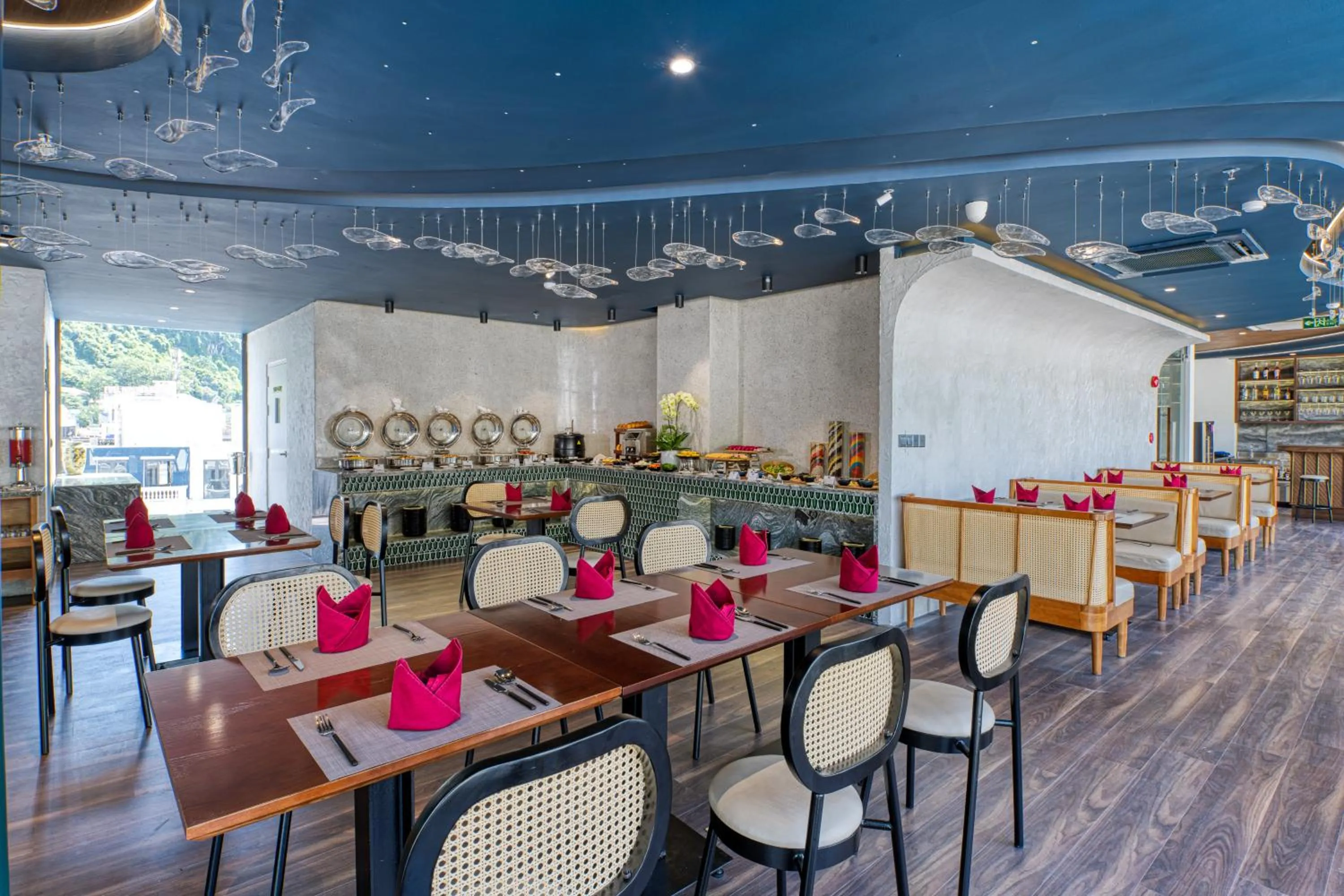 Restaurant/places to eat in The Almin Hotel