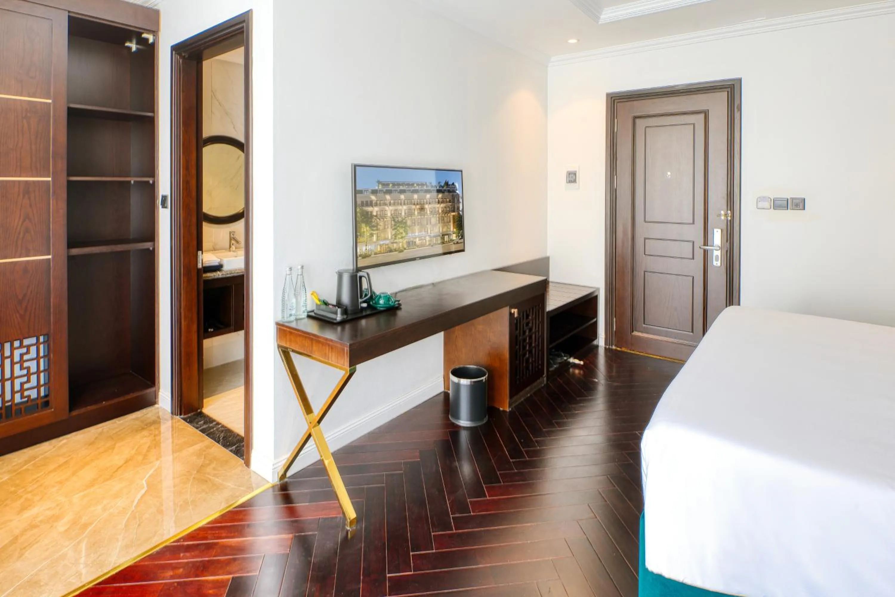 hair dresser, Bed in The Almin Hotel