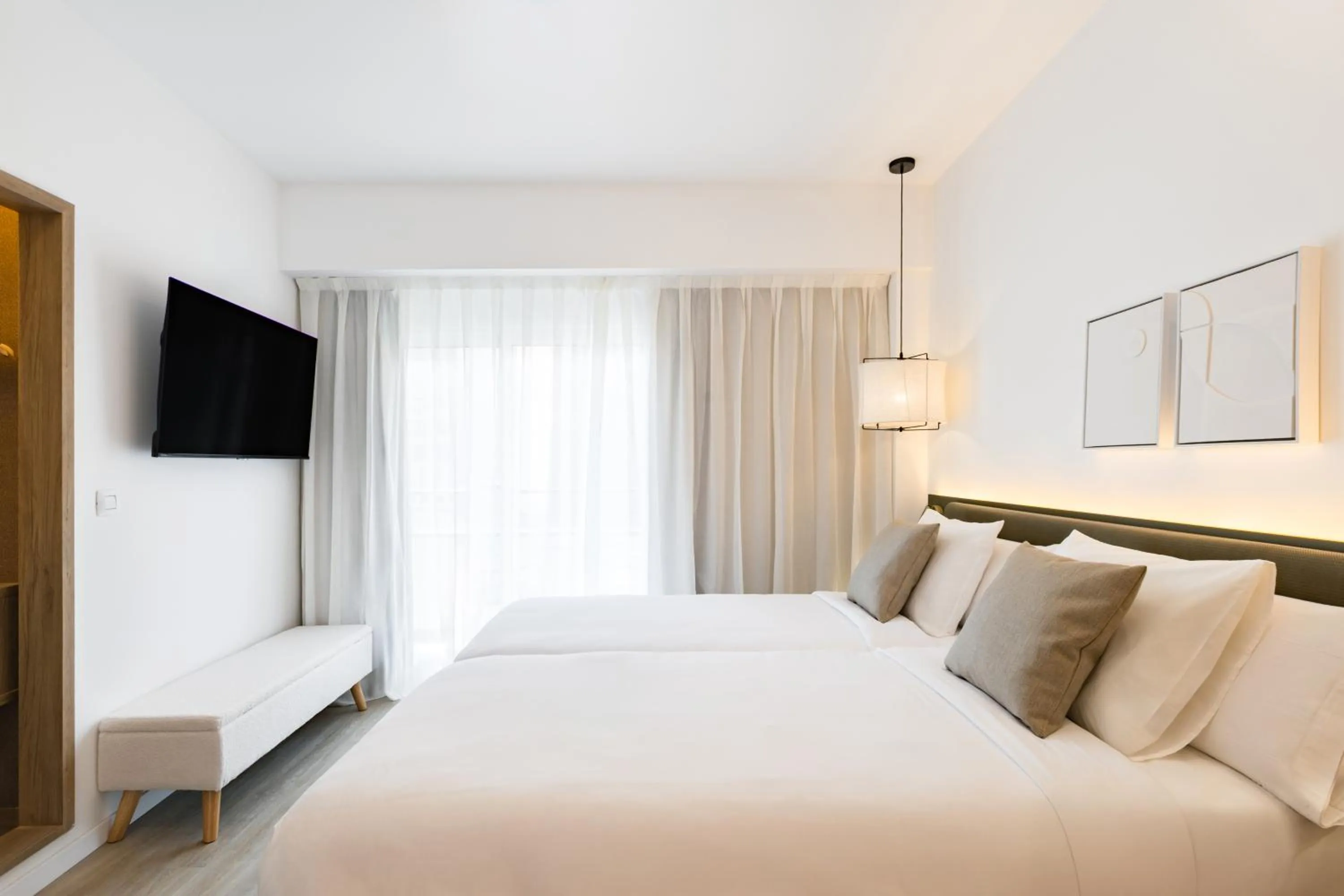 Photo of the whole room, Bed in La Suite