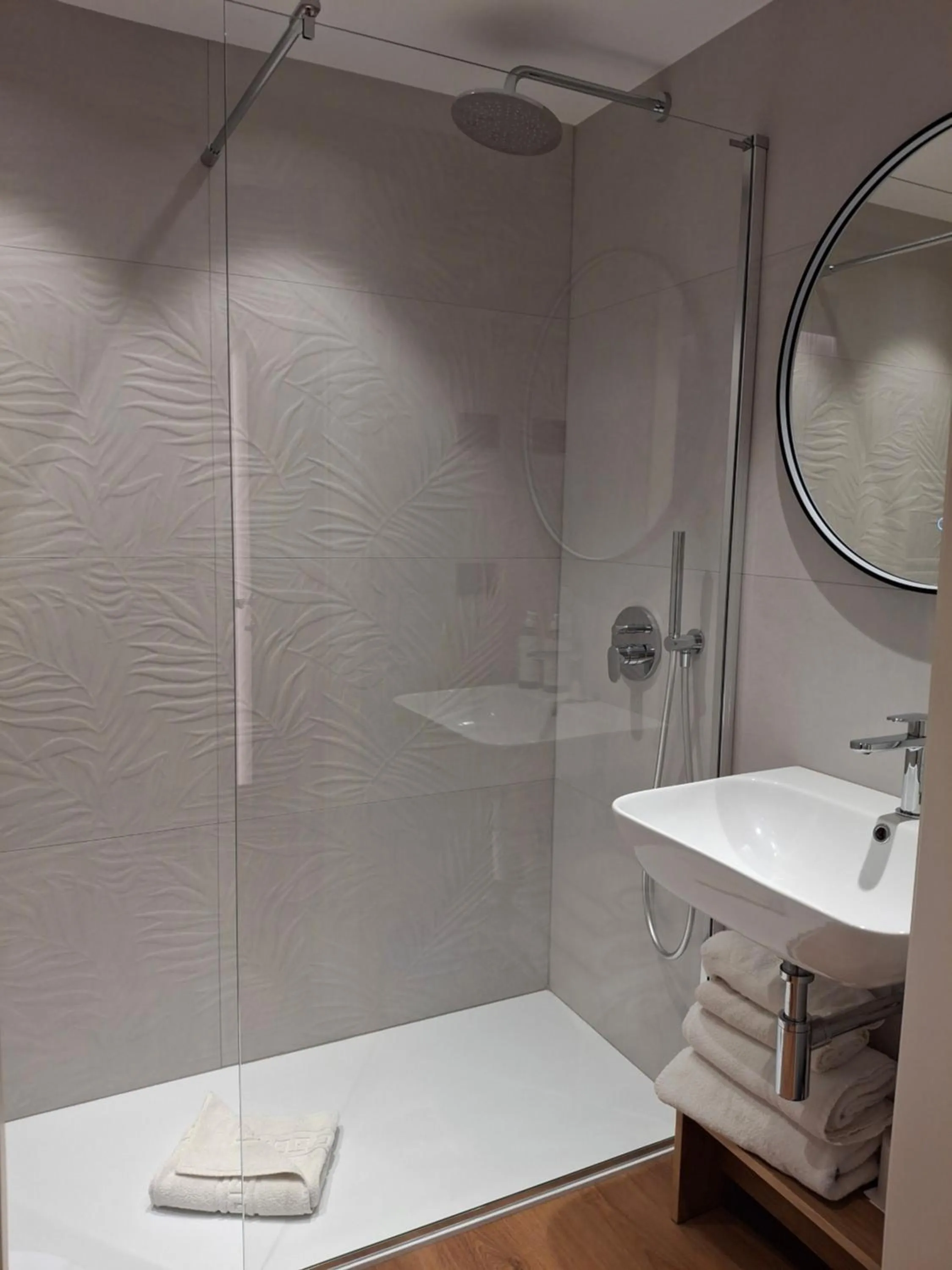 Shower in Hotel Dolomiti Saone