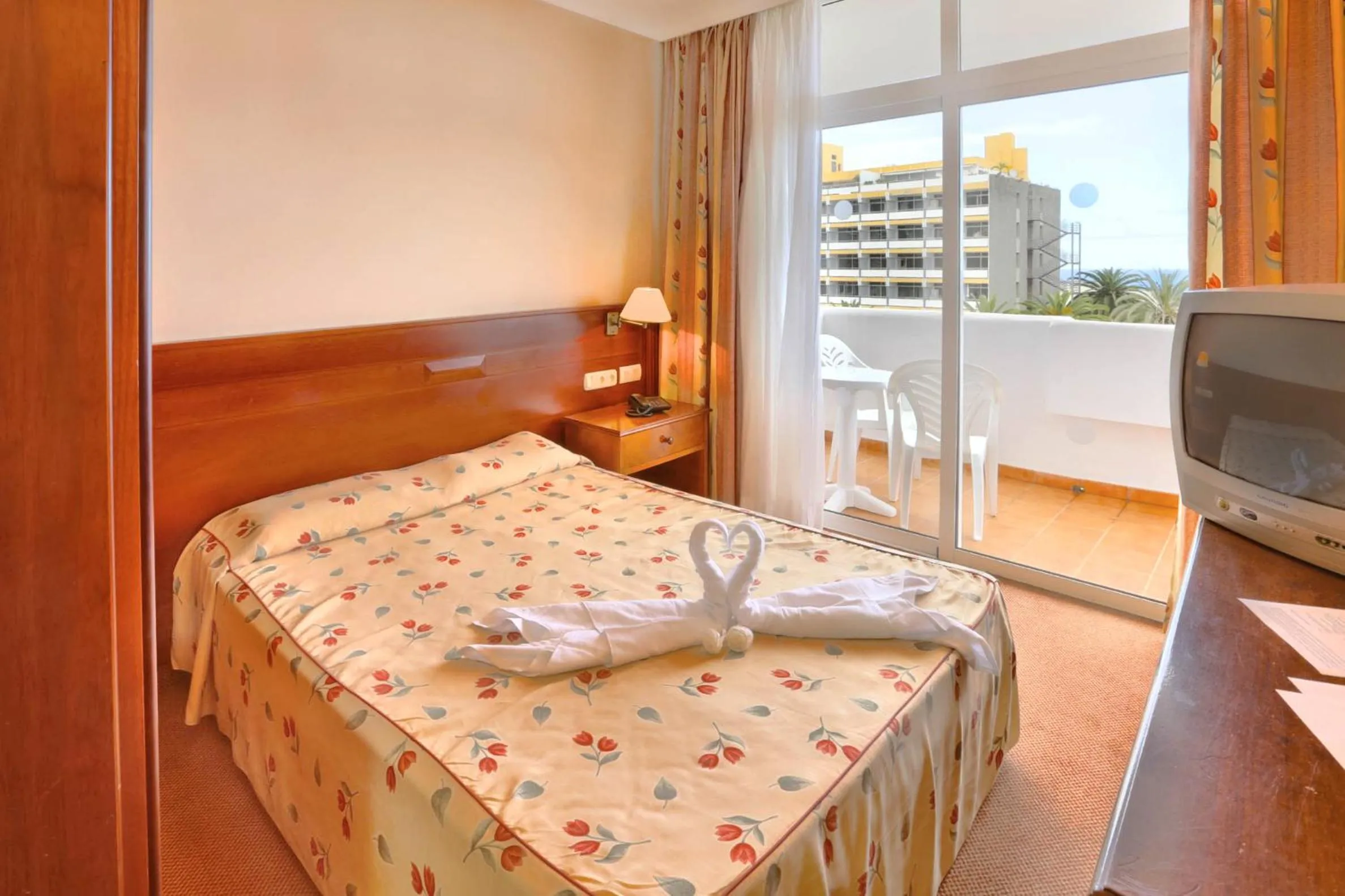 Balcony/Terrace, Bed in Complejo BLUESEA Puerto Resort compuesto por Hotel Canarife y Bonanza Palace