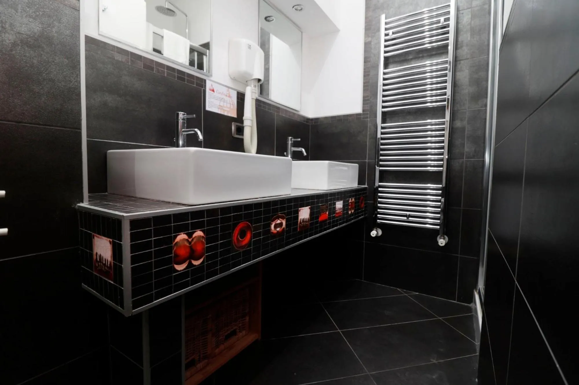 Bathroom in Cardinal Vatican Inn