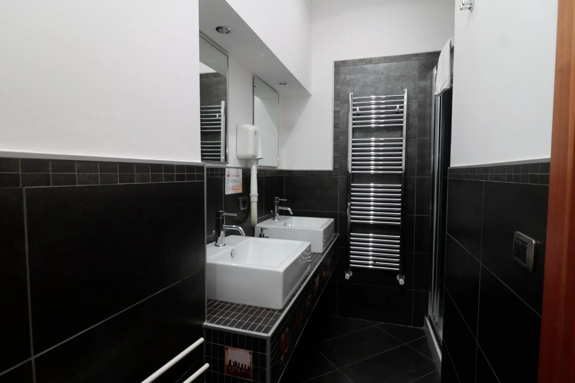 Bathroom in Cardinal Vatican Inn