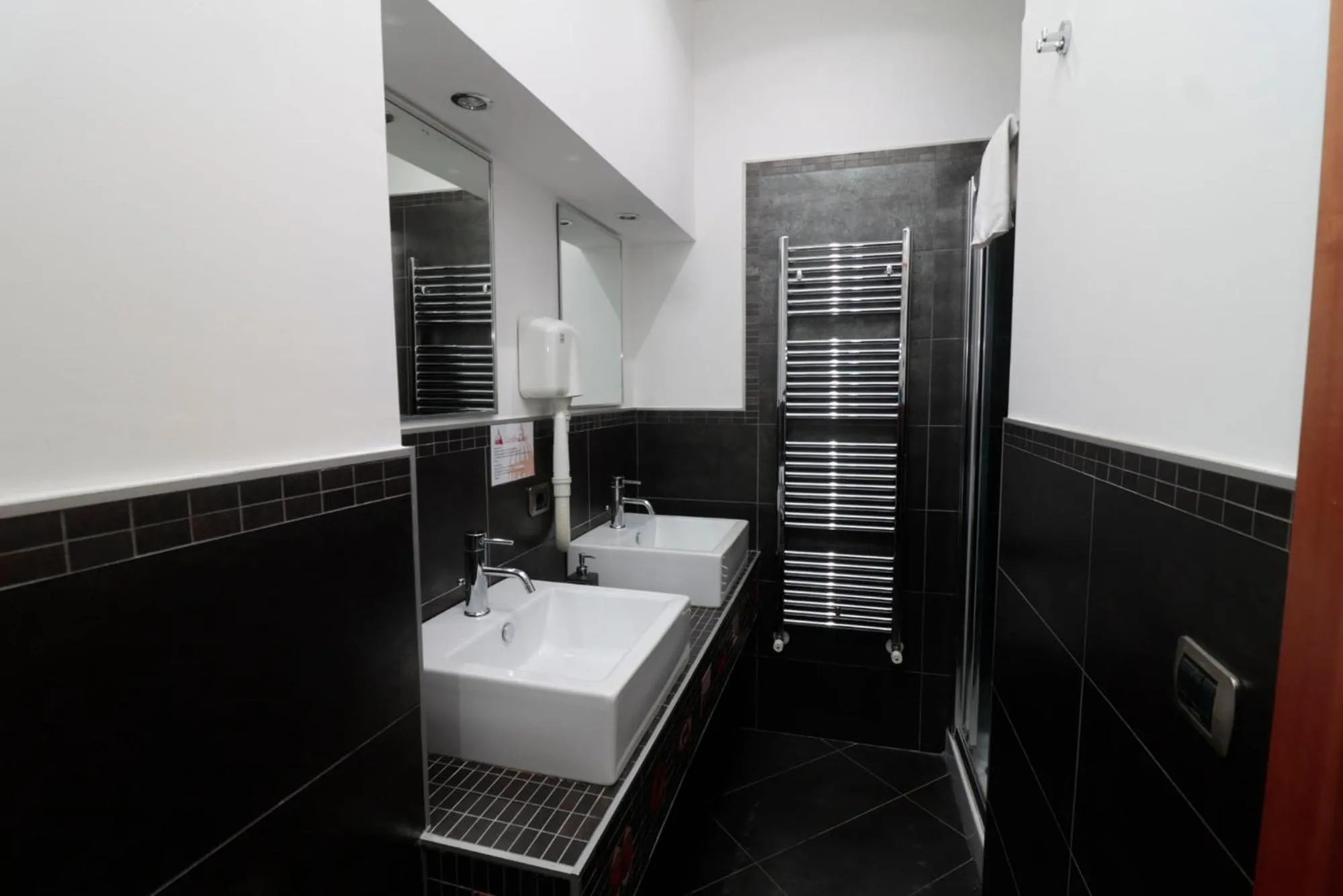 Shower in Cardinal Vatican Inn