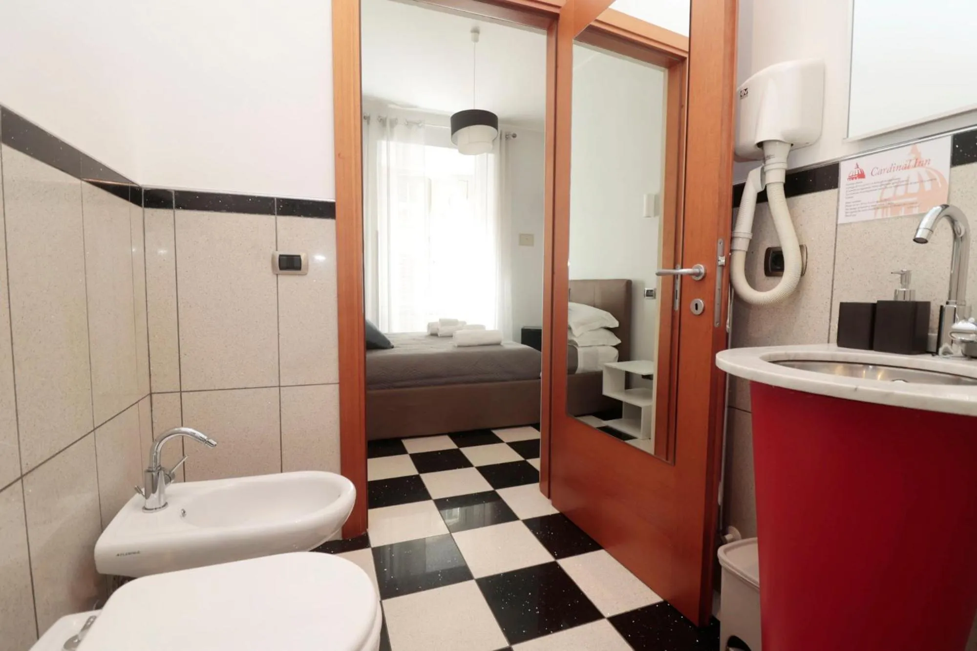 Bathroom in Cardinal Vatican Inn