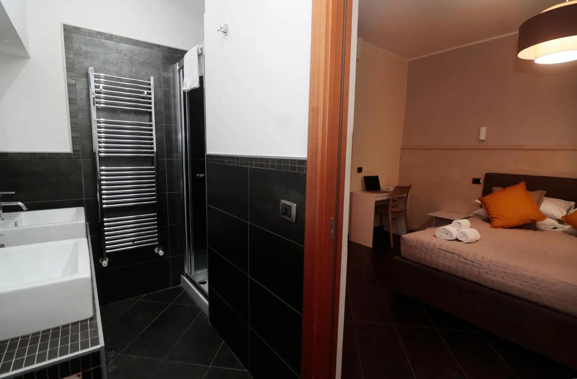 Bathroom, Bed in Cardinal Vatican Inn