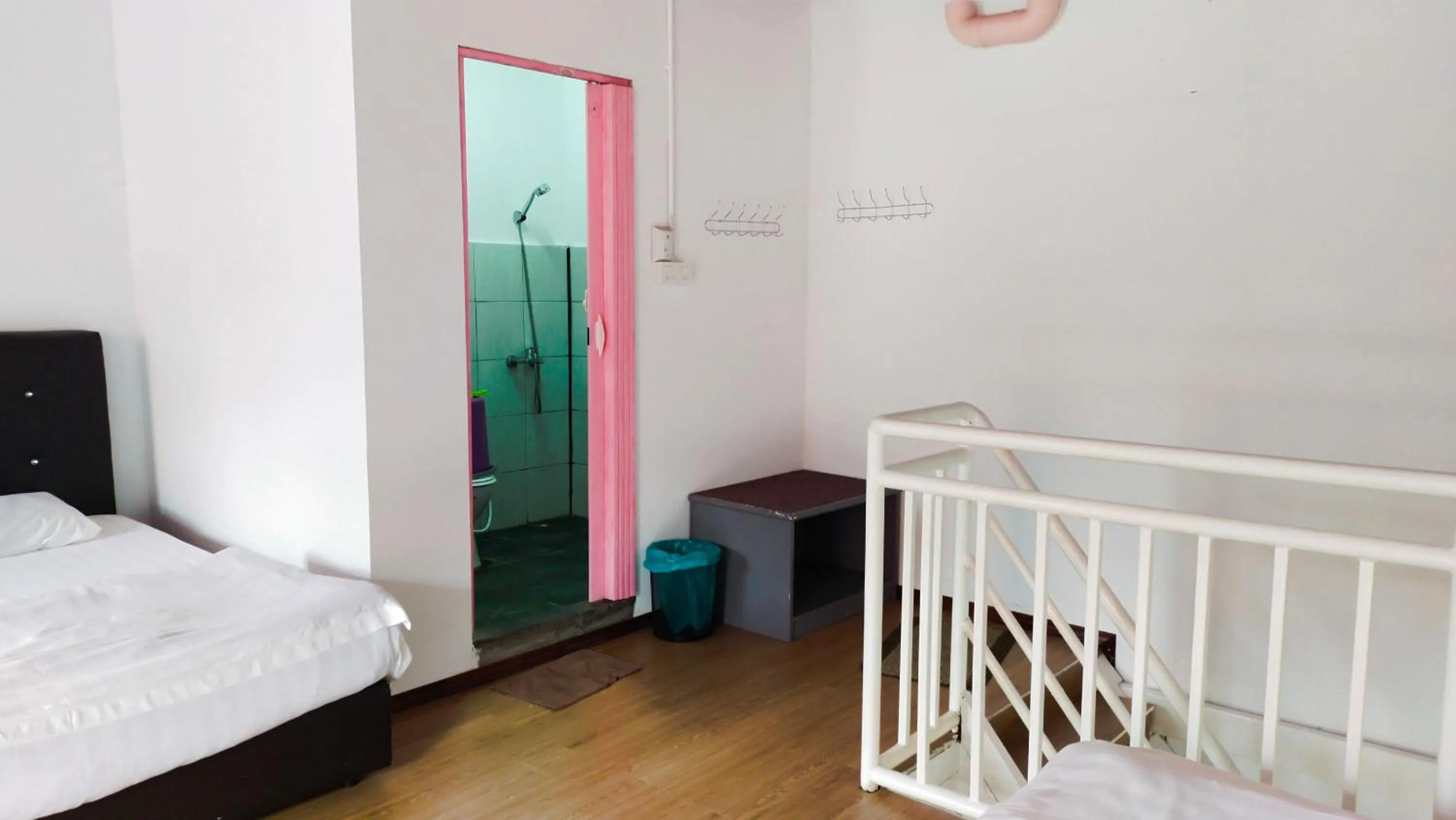 Photo of the whole room, Bed in Happy Garden