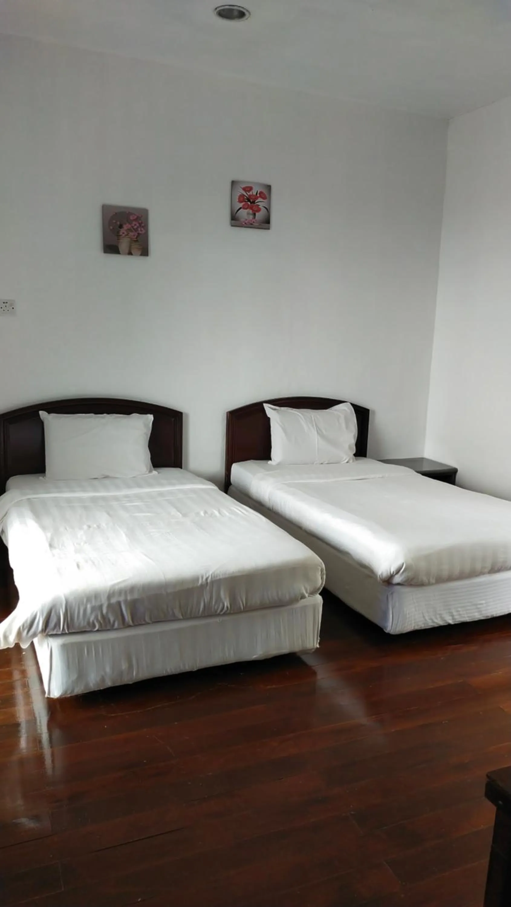 Bedroom, Bed in Happy Garden