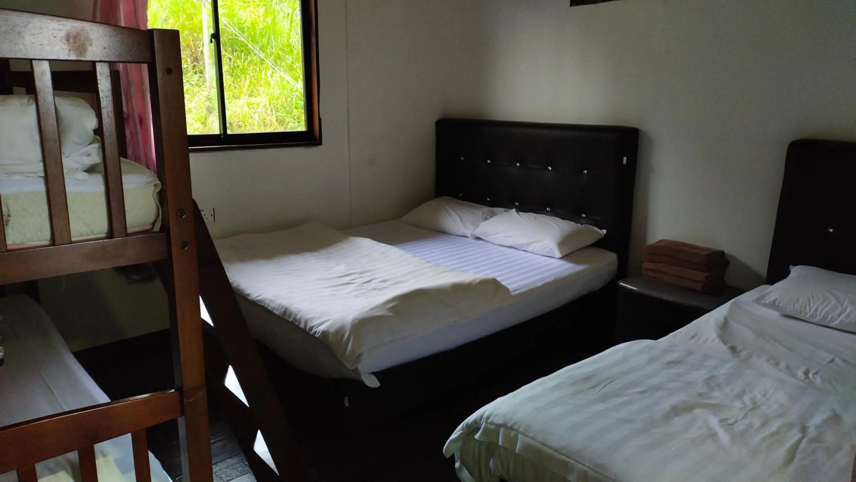 Bedroom, Bed in Happy Garden