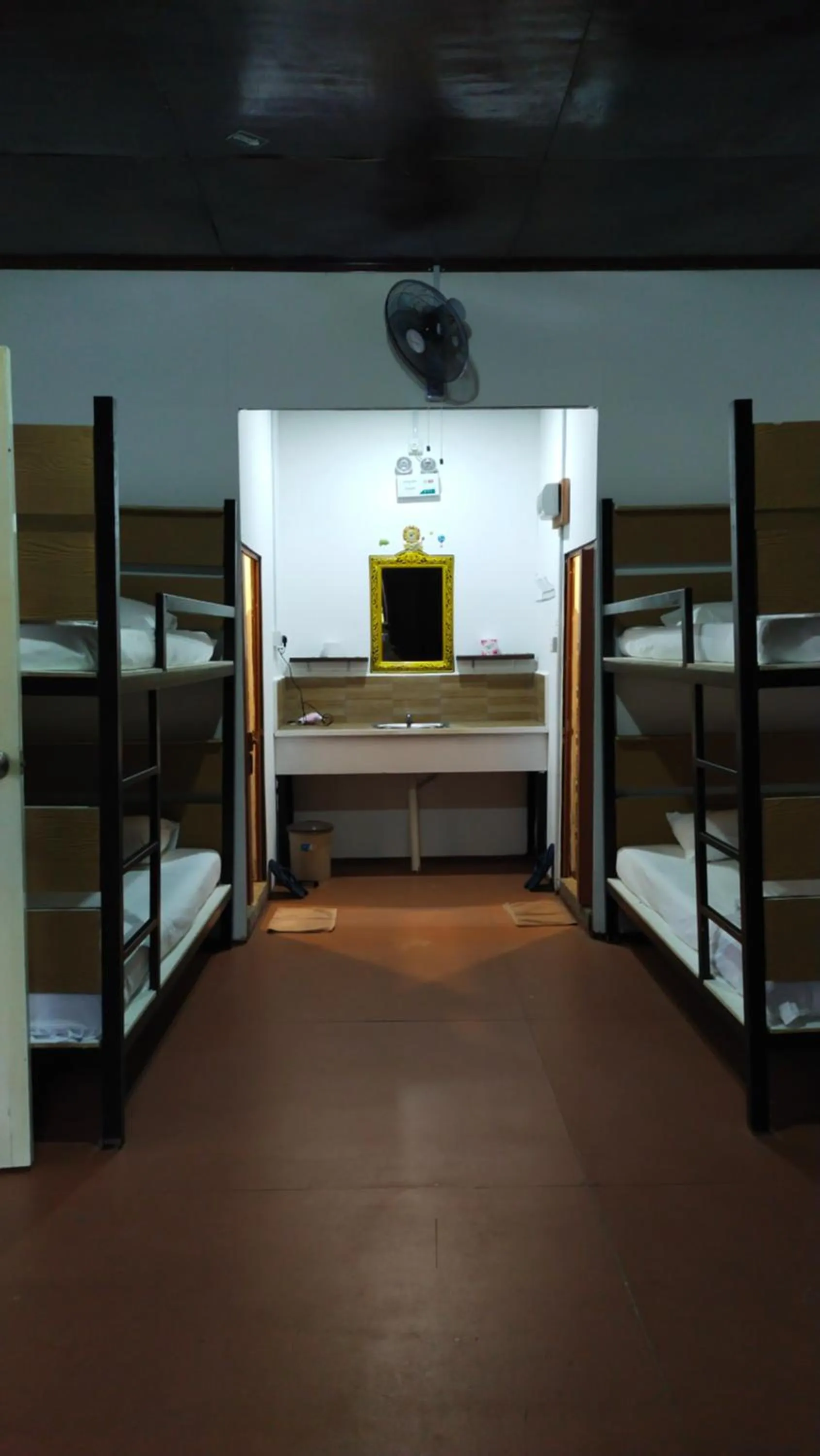 Photo of the whole room, Bed in Happy Garden