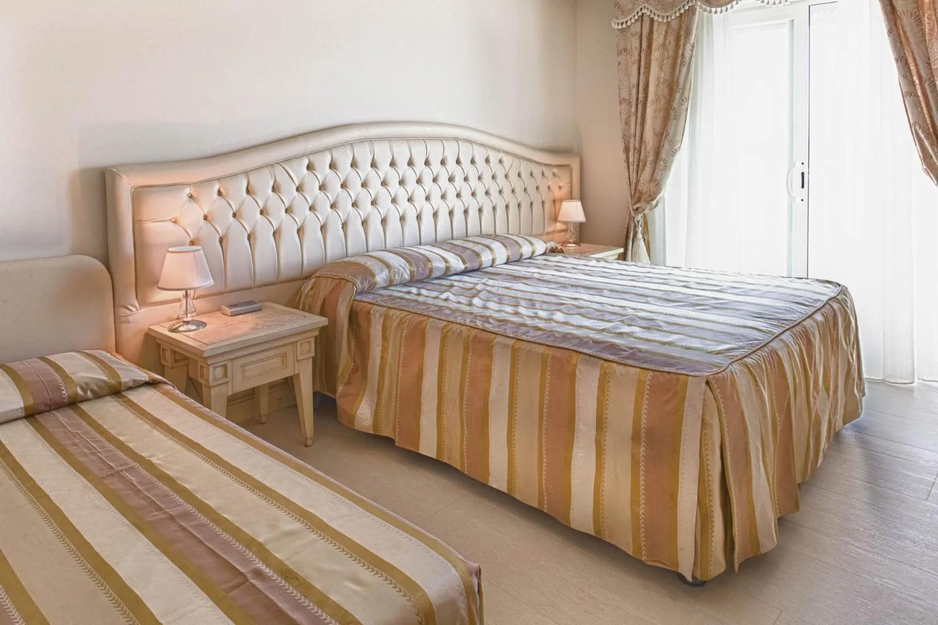 Shower, Bed in Hotel Conchiglia