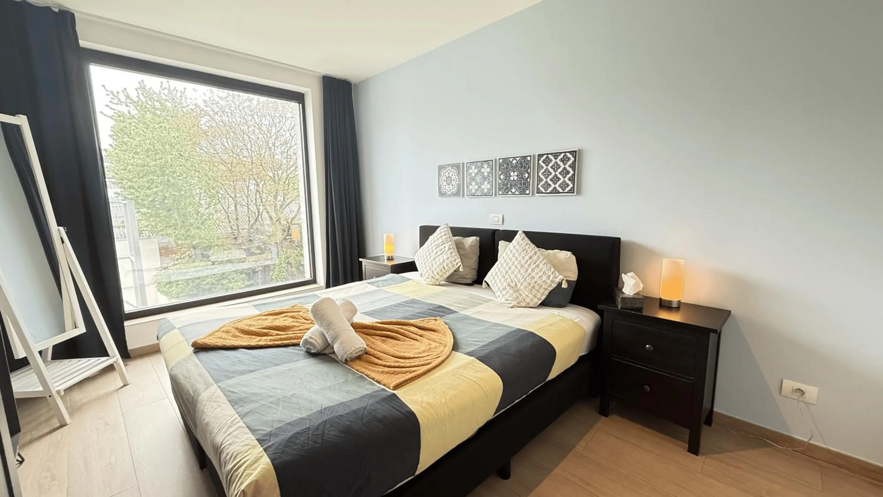 Bed in OneLuxStay near Diamond District