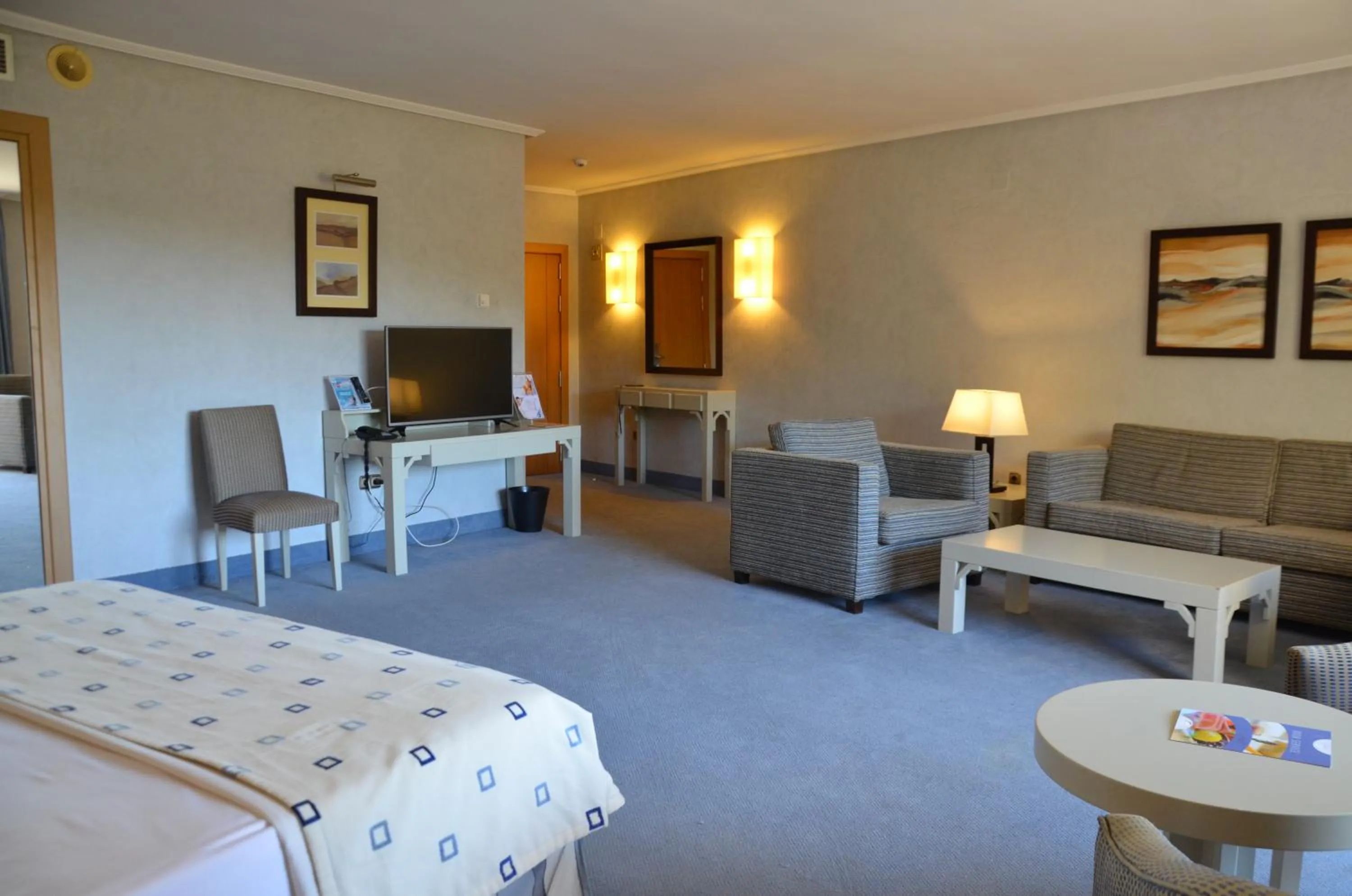 Photo of the whole room, Bed in Beatriz Toledo Auditorium & Spa