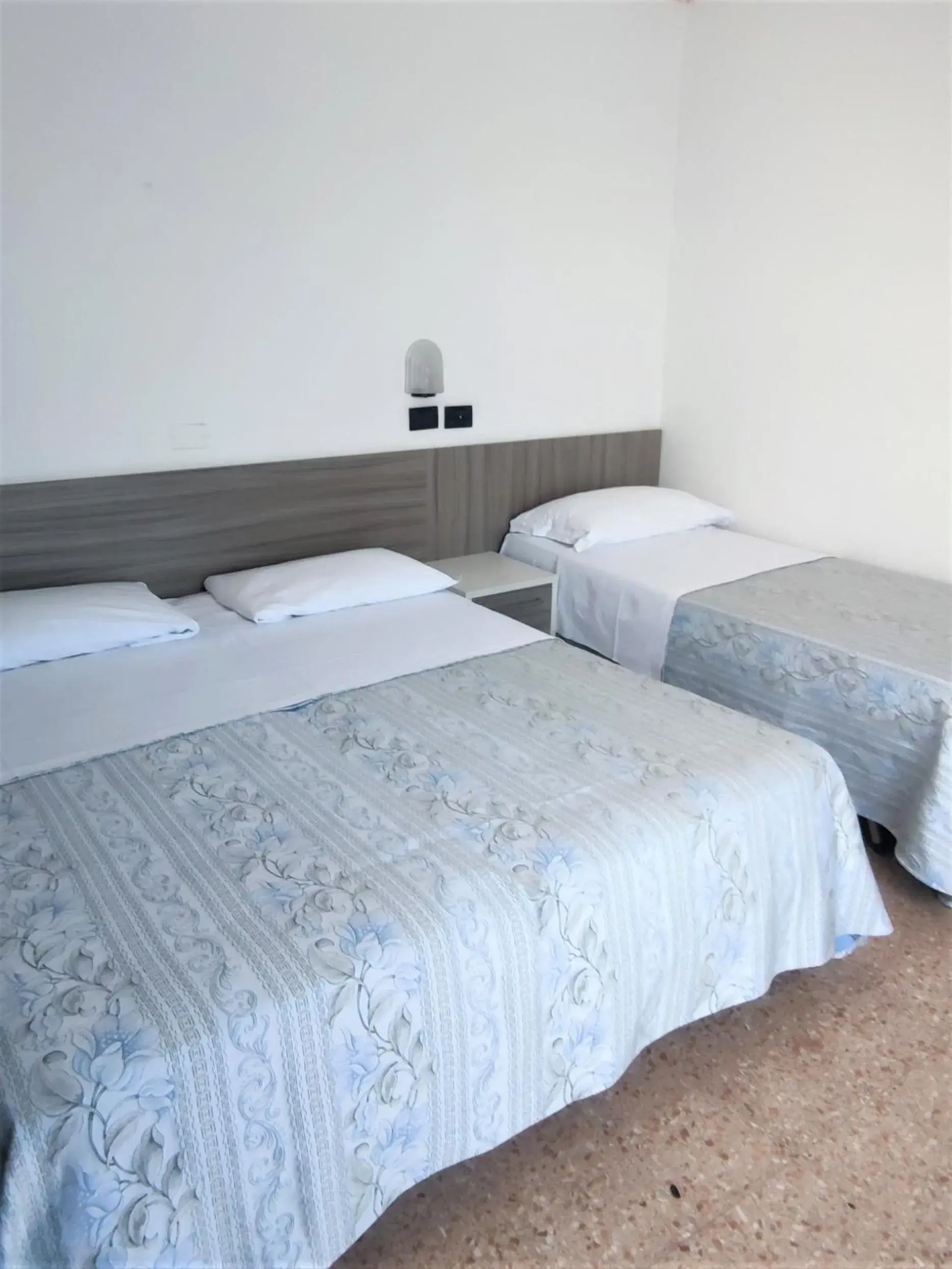 Triple Room with Balcony in Hotel Ardesia Triple Room with Balcony in Hotel Ardesia