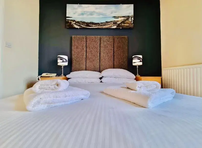 Double Room with Bathroom - single occupancy in Membly Hall Hotel Double Room with Bathroom - single occupancy in Membly Hall Hotel