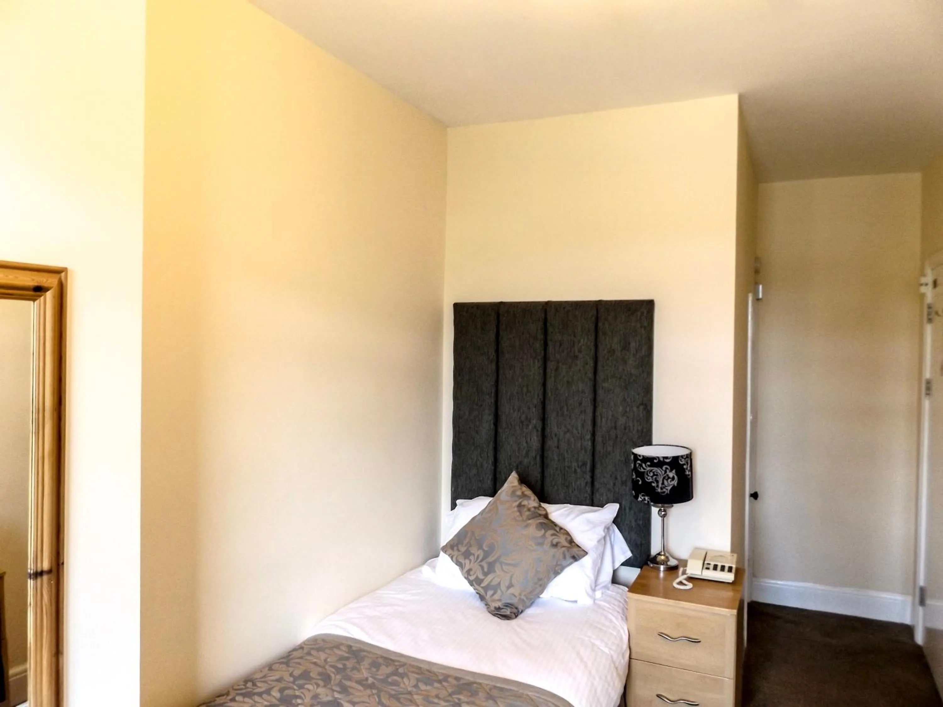 Bed in Membly Hall Hotel