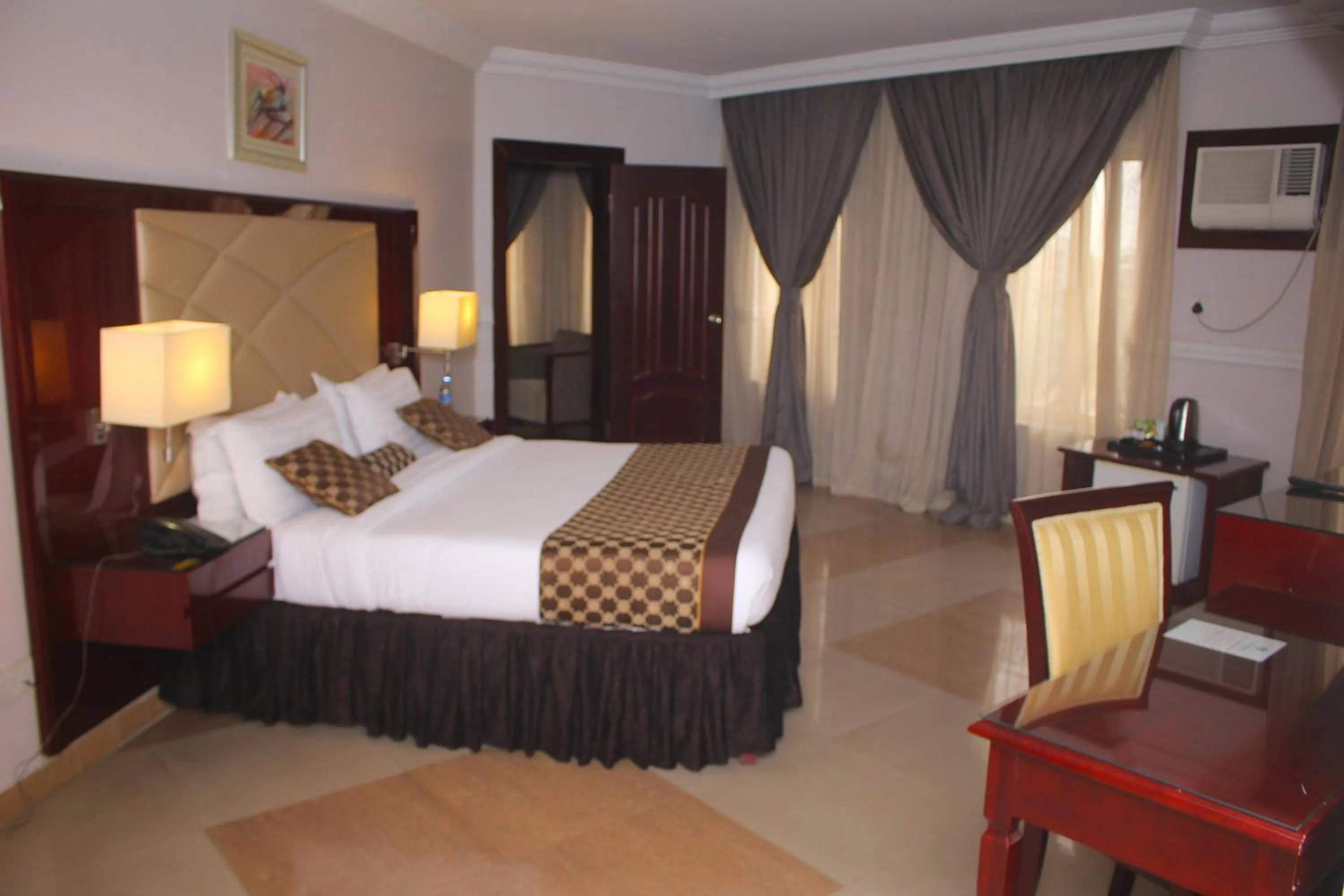 Bed in De Rembrandt Hotels and Suites