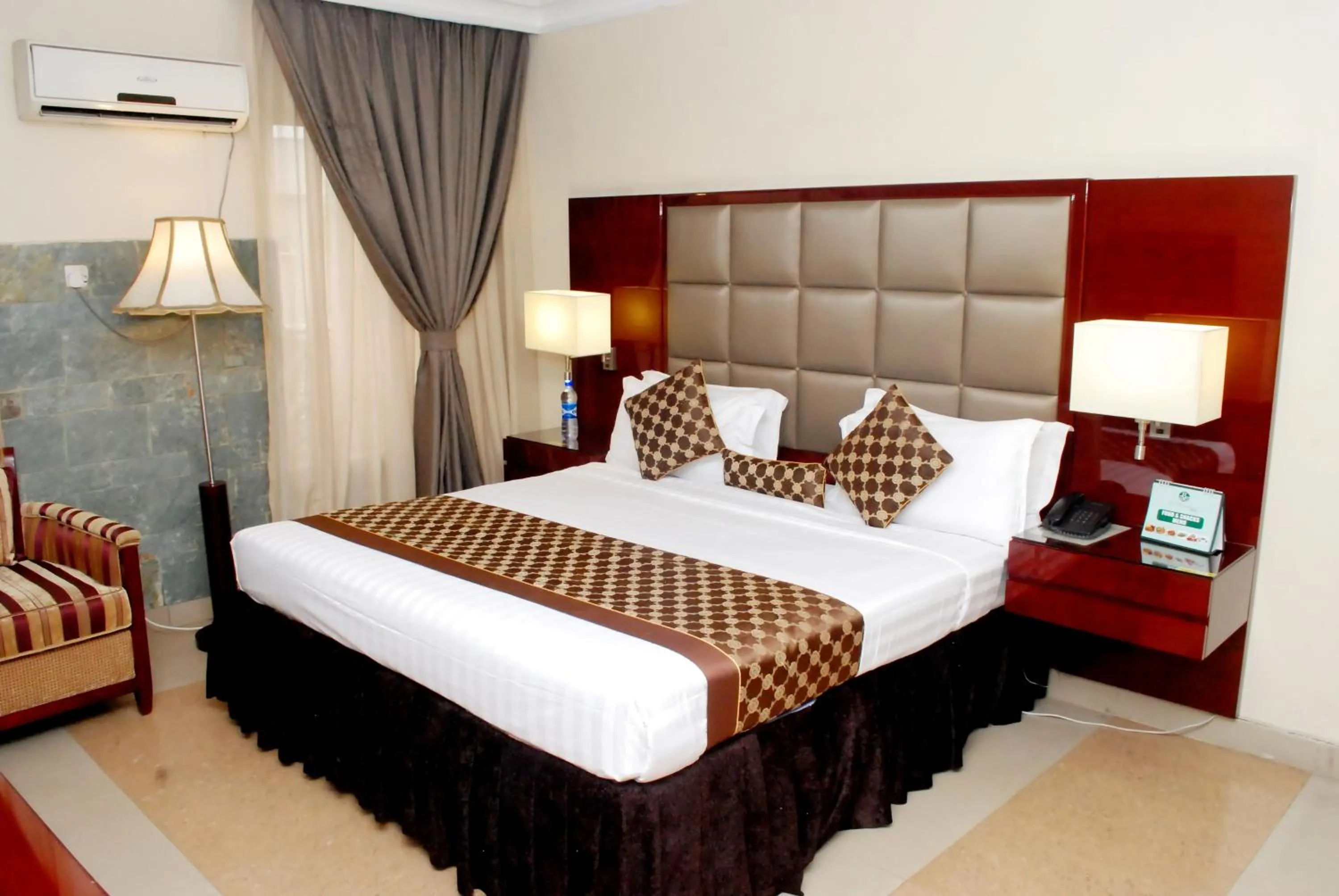 Bed in De Rembrandt Hotels and Suites