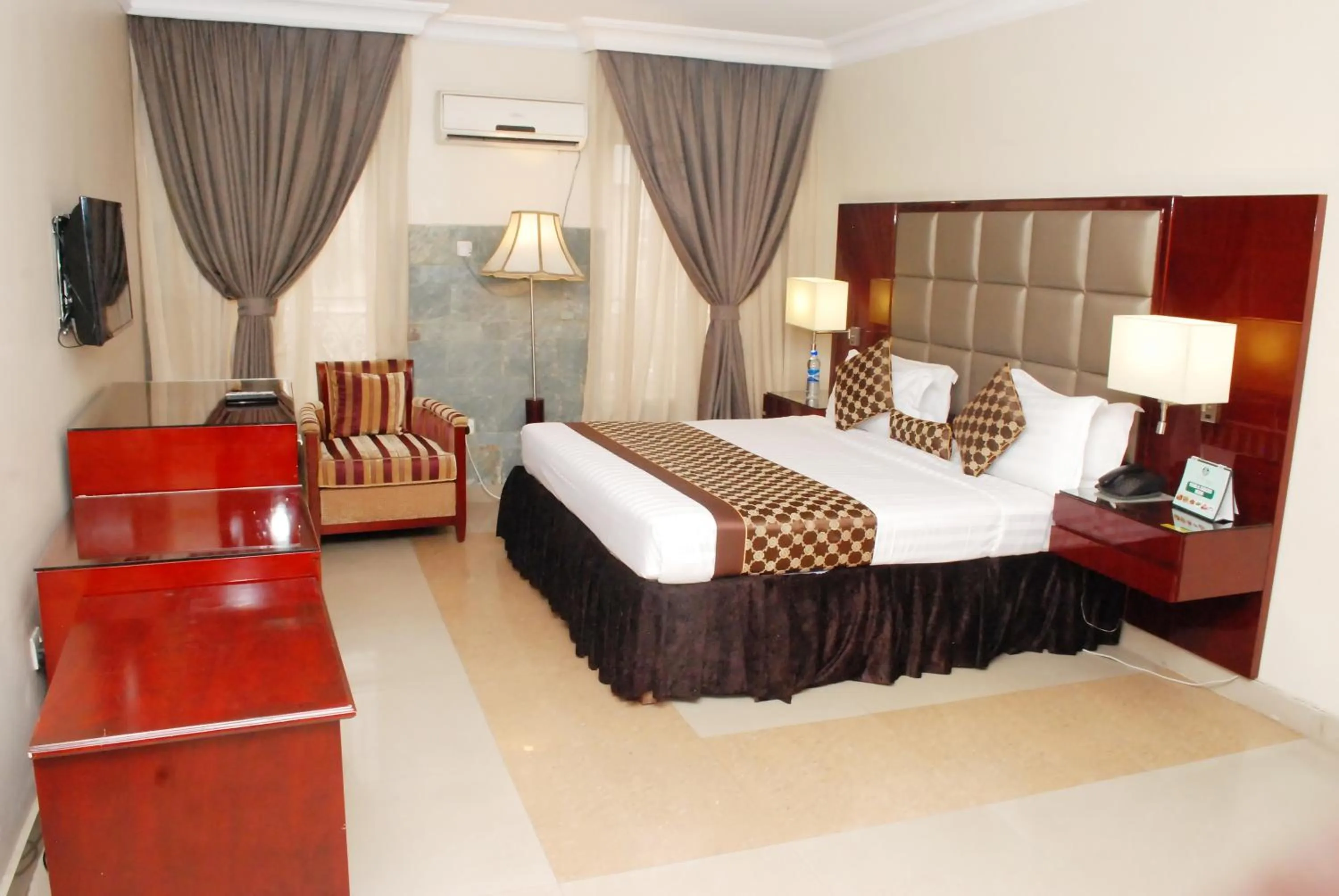 Bed in De Rembrandt Hotels and Suites