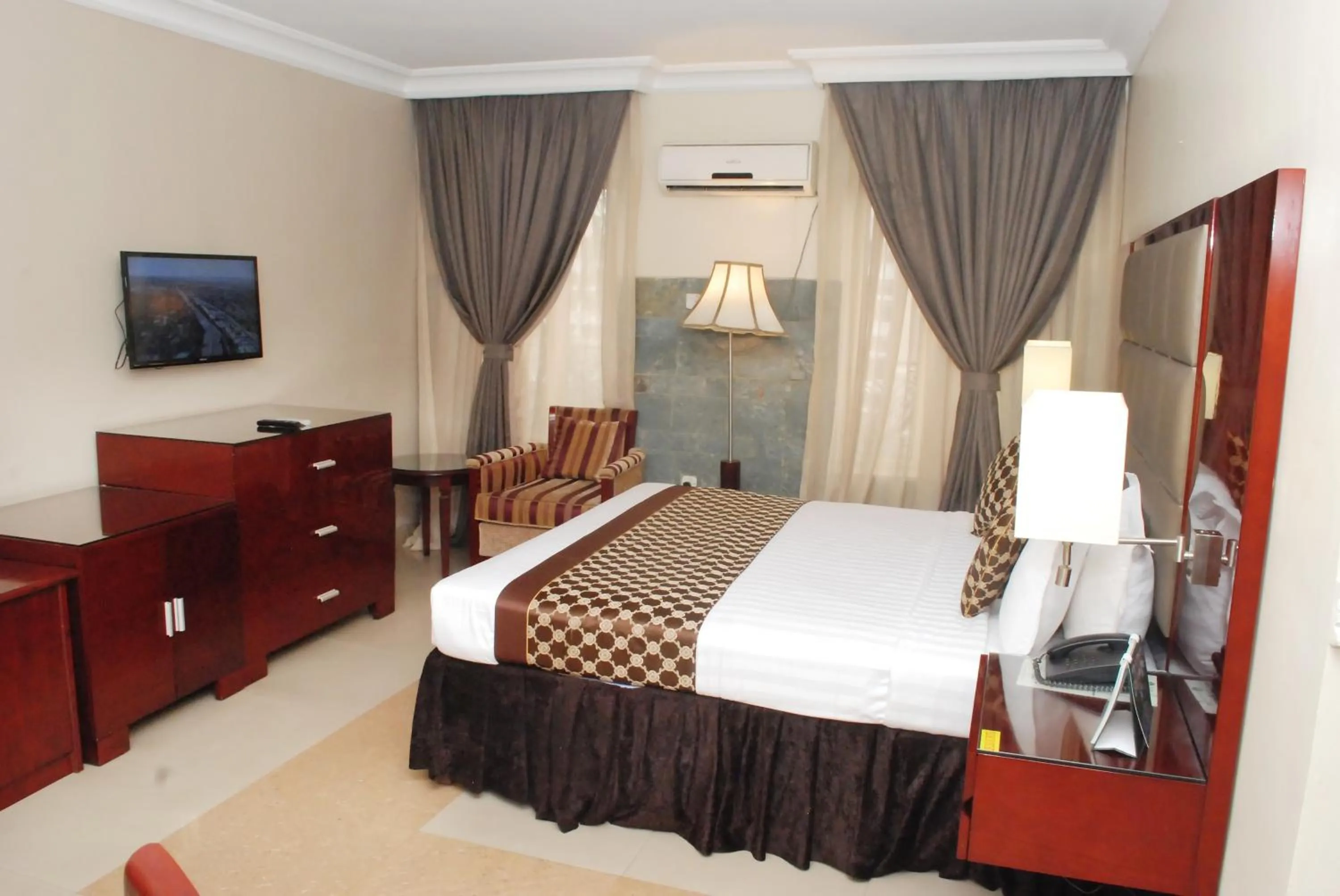 Photo of the whole room, Bed in De Rembrandt Hotels and Suites