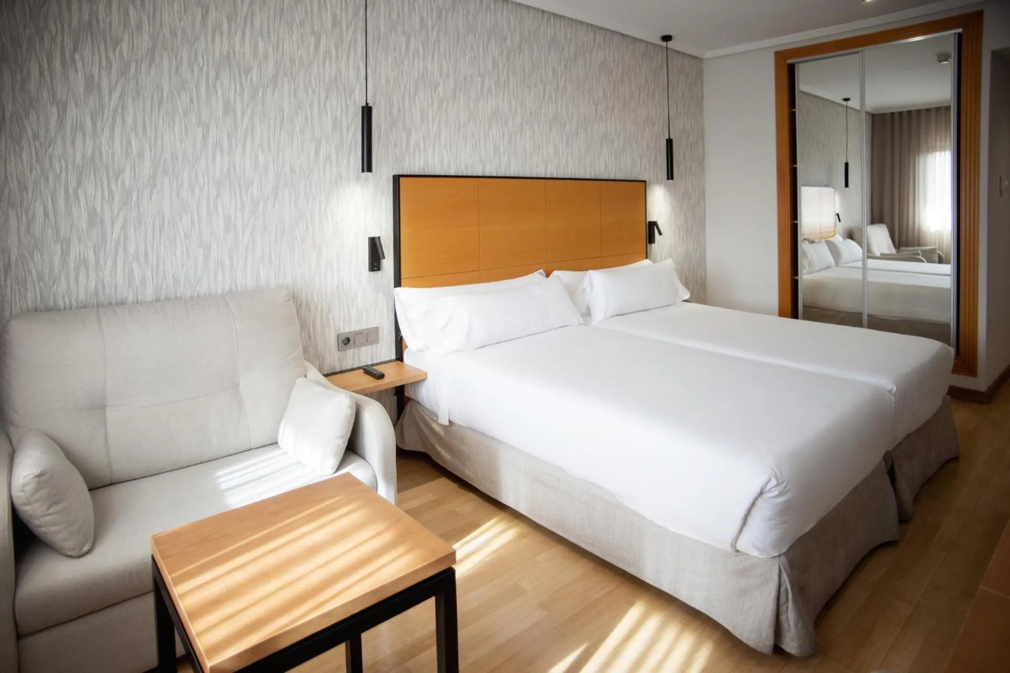 Photo of the whole room, Bed in Sercotel Gran Fama