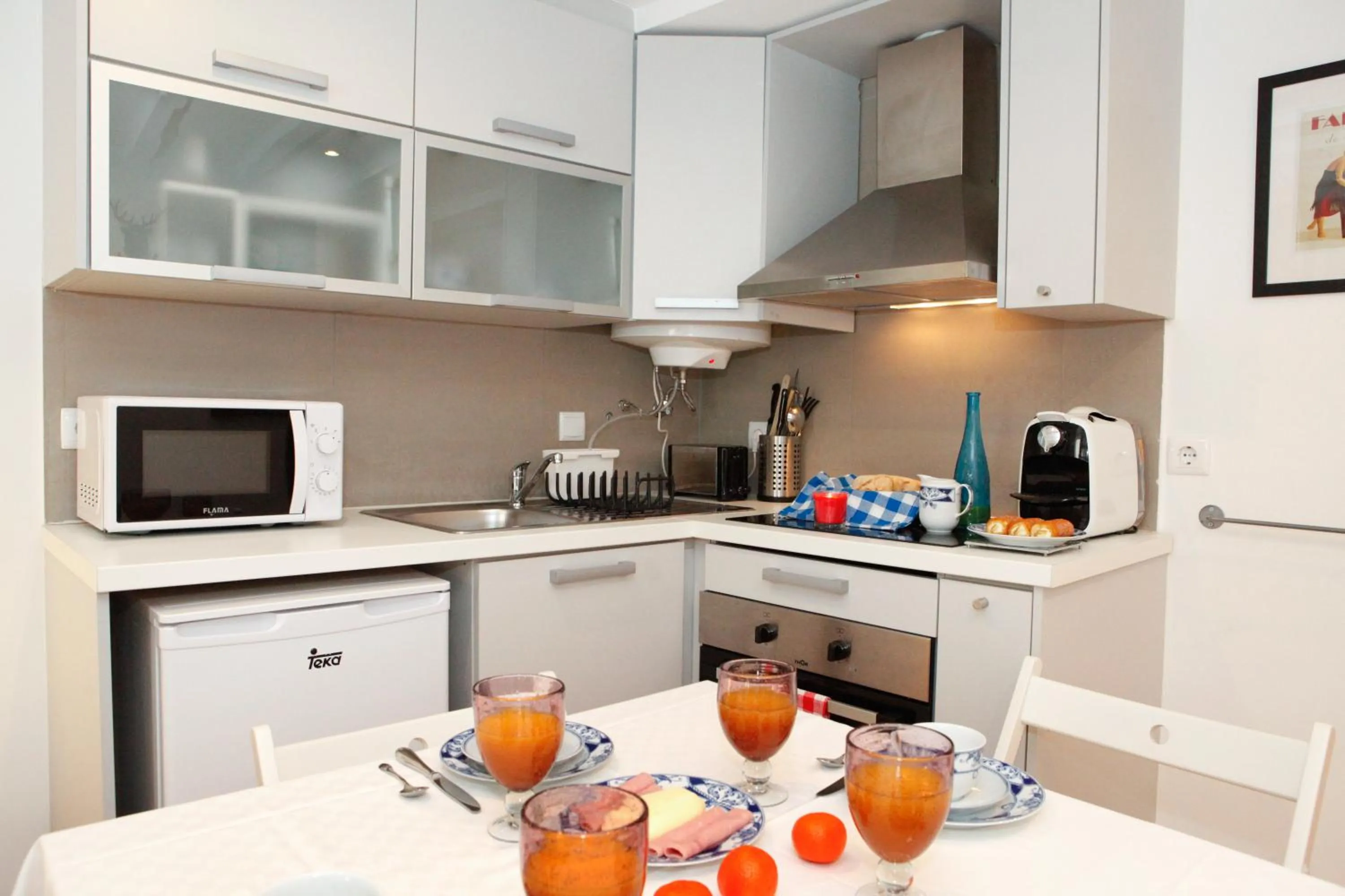 Kitchen or kitchenette in Alfama Yellow House