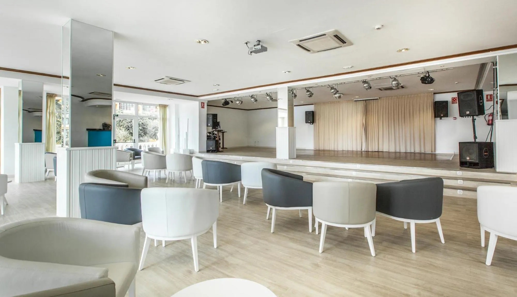 Lounge or bar in BLUESEA Lagos de Cesar