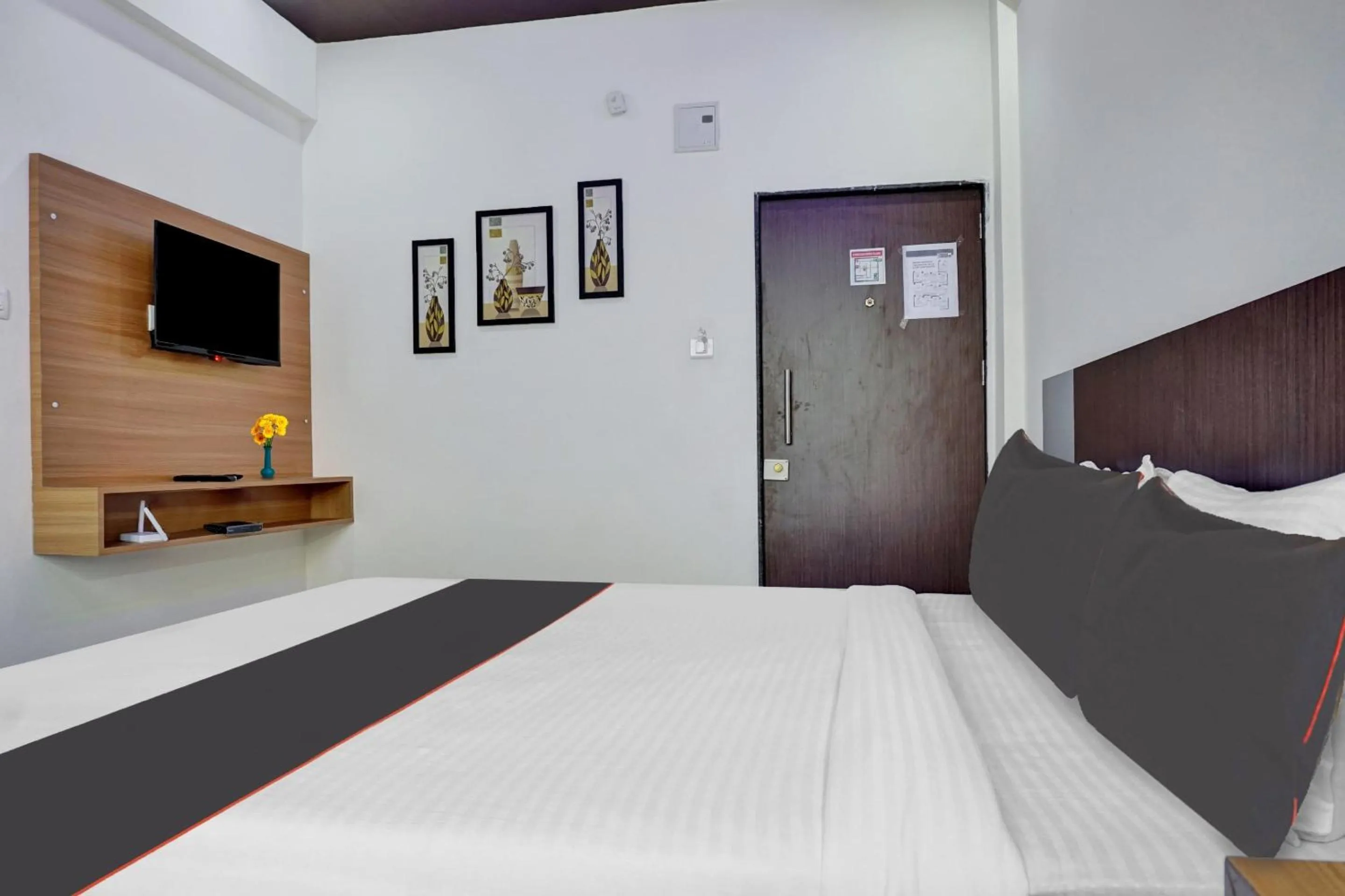 Bedroom, Bed in Super Collection O Eon Inn Near Pune Airport