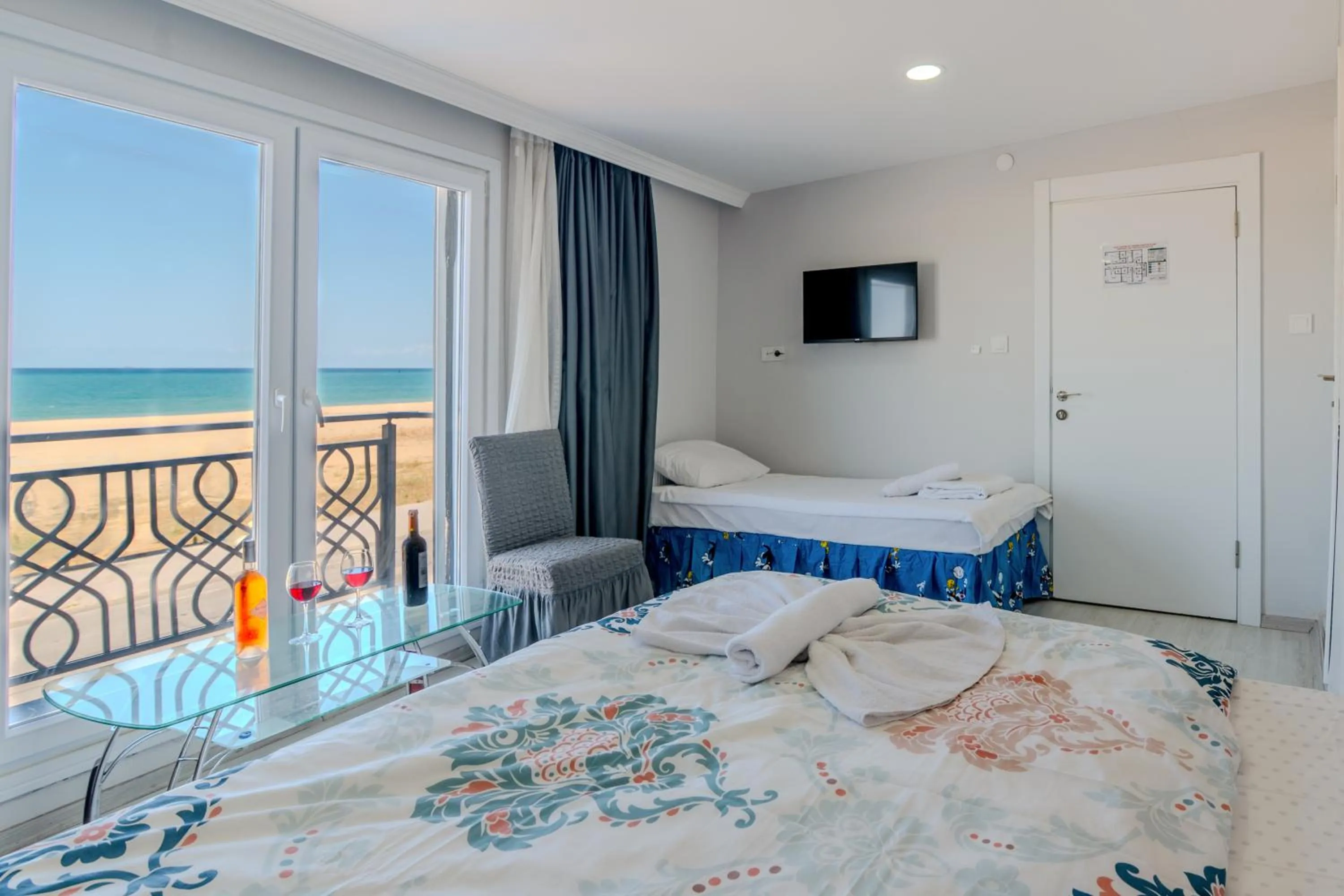 Communal lounge/ TV room, Bed in Airport Black Sea Hotel & Restaurant