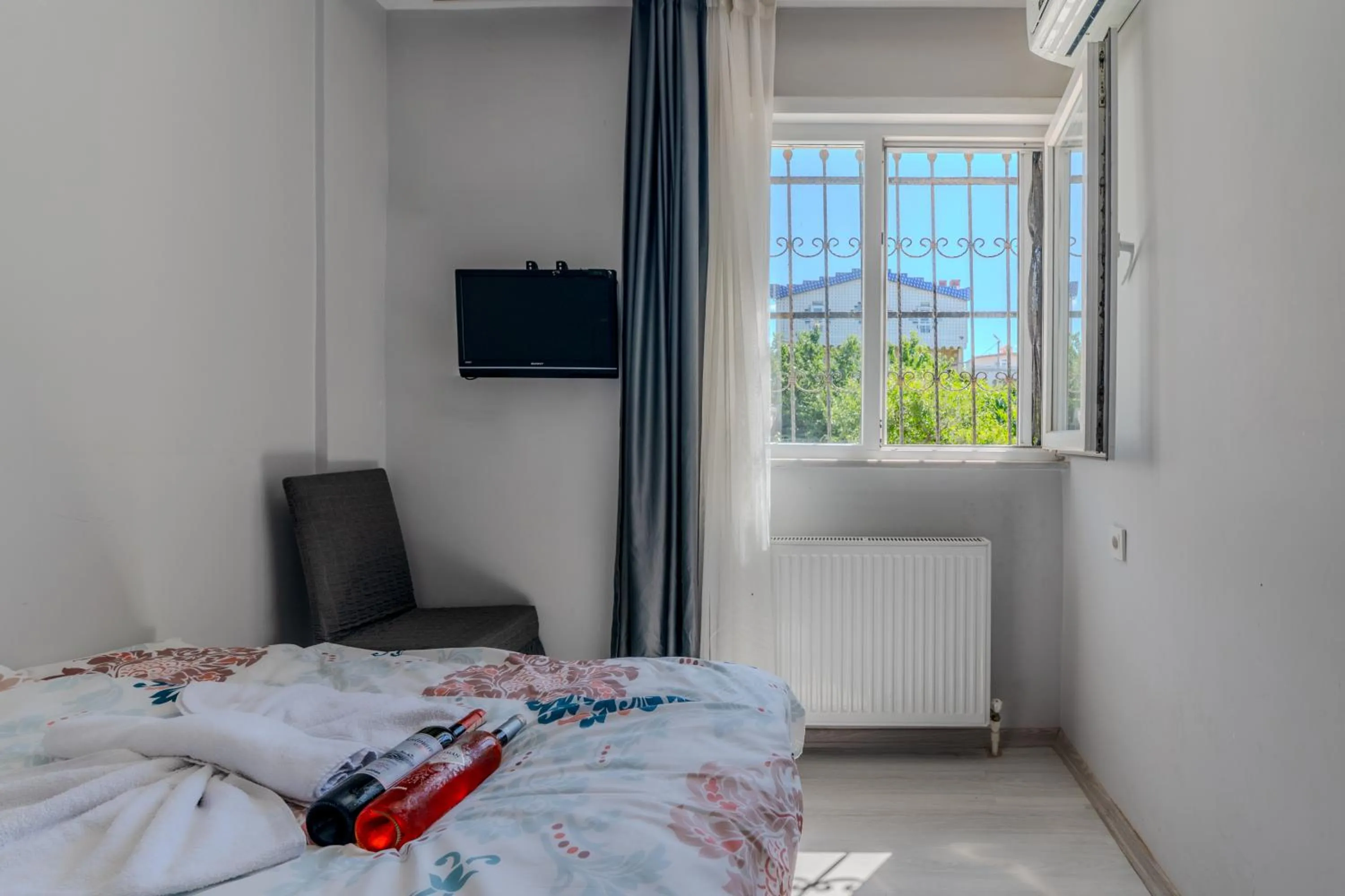 Photo of the whole room, Bed in Airport Black Sea Hotel & Restaurant