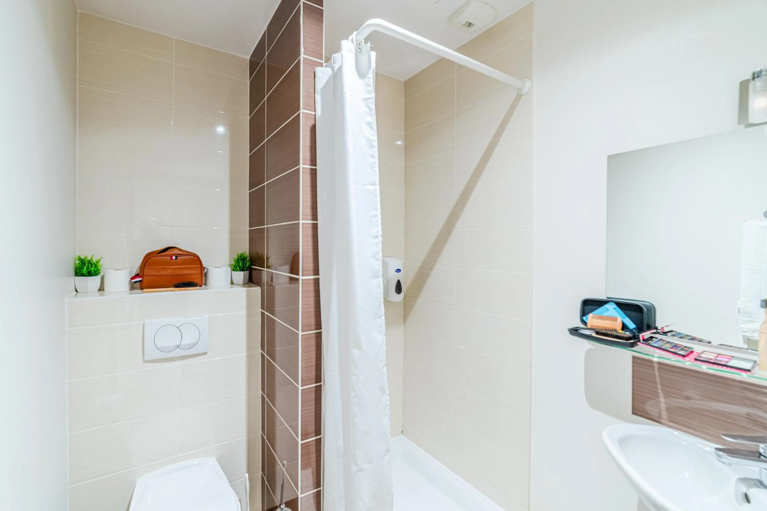 Shower in Montempô Appart'hôtel Lyon Viviani