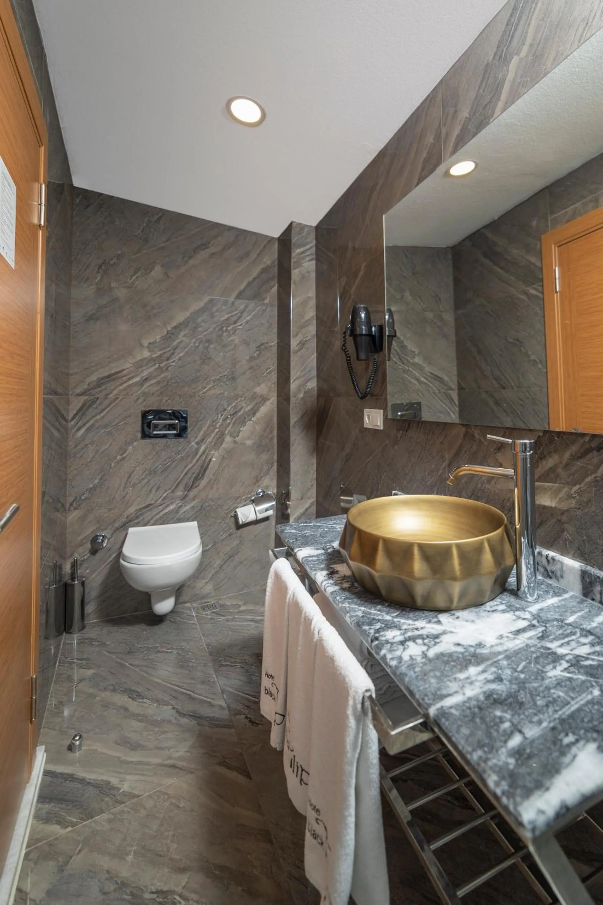 Bathroom in Hotel Black Pearl