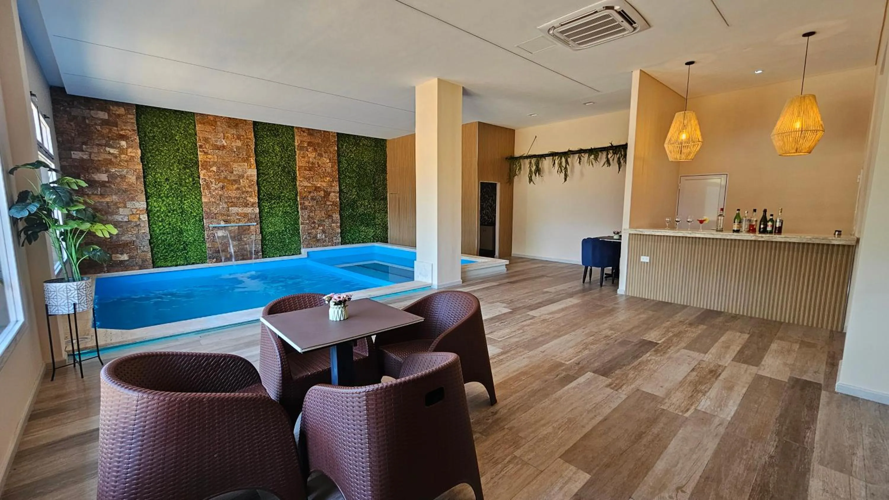 Swimming pool in Mensú Grand Hotel