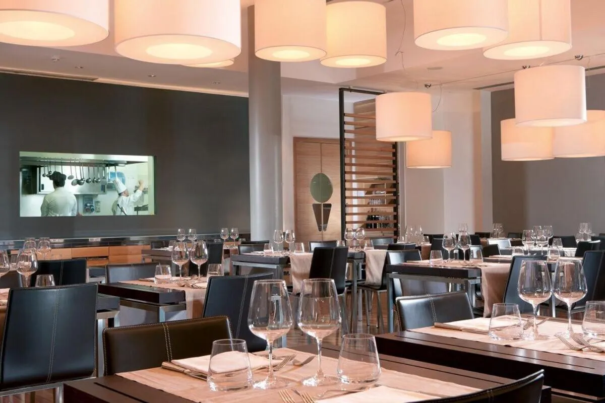 Restaurant/places to eat in Sea Art Hotel