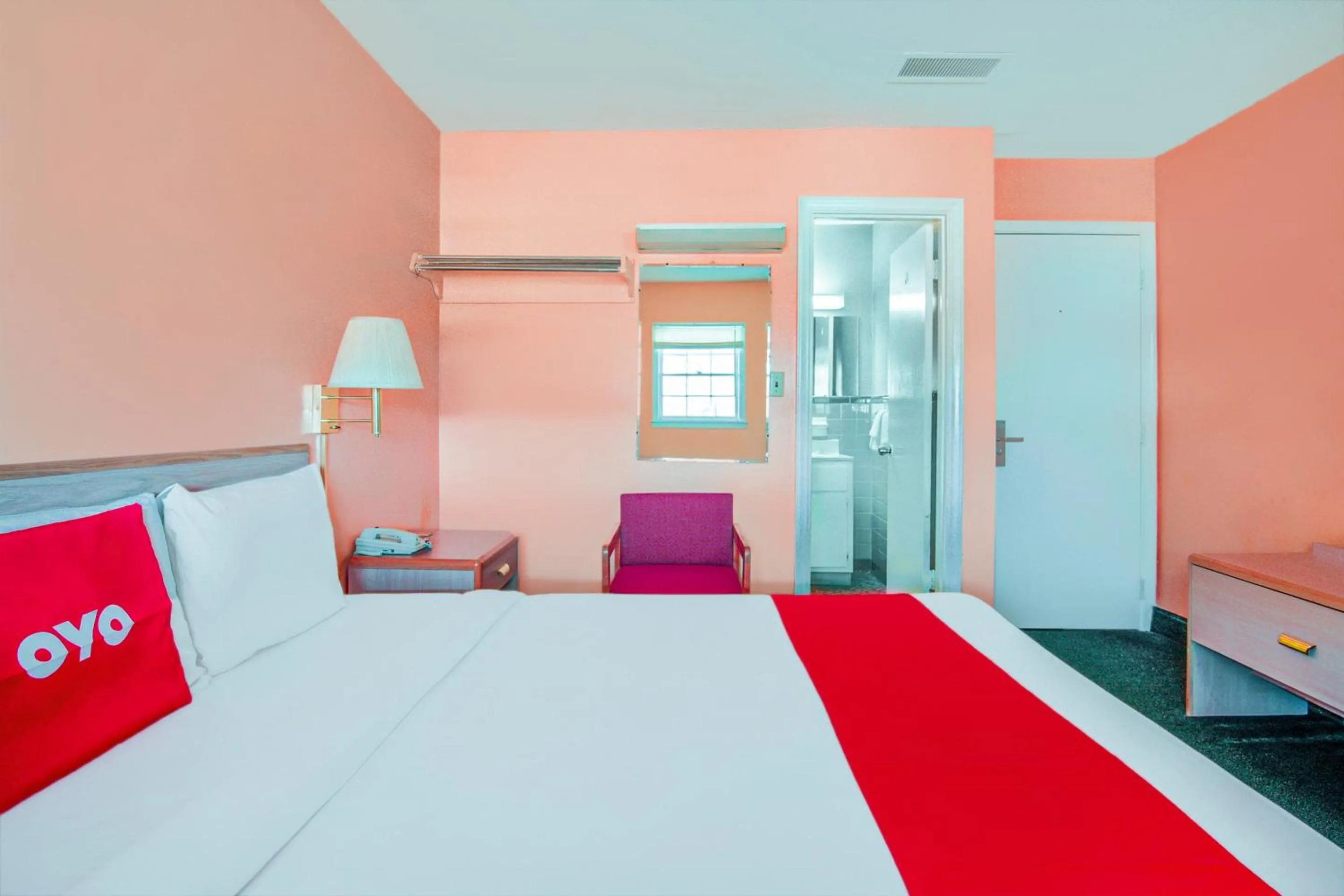 Bedroom, Bed in OYO Hotel Durham West Hills