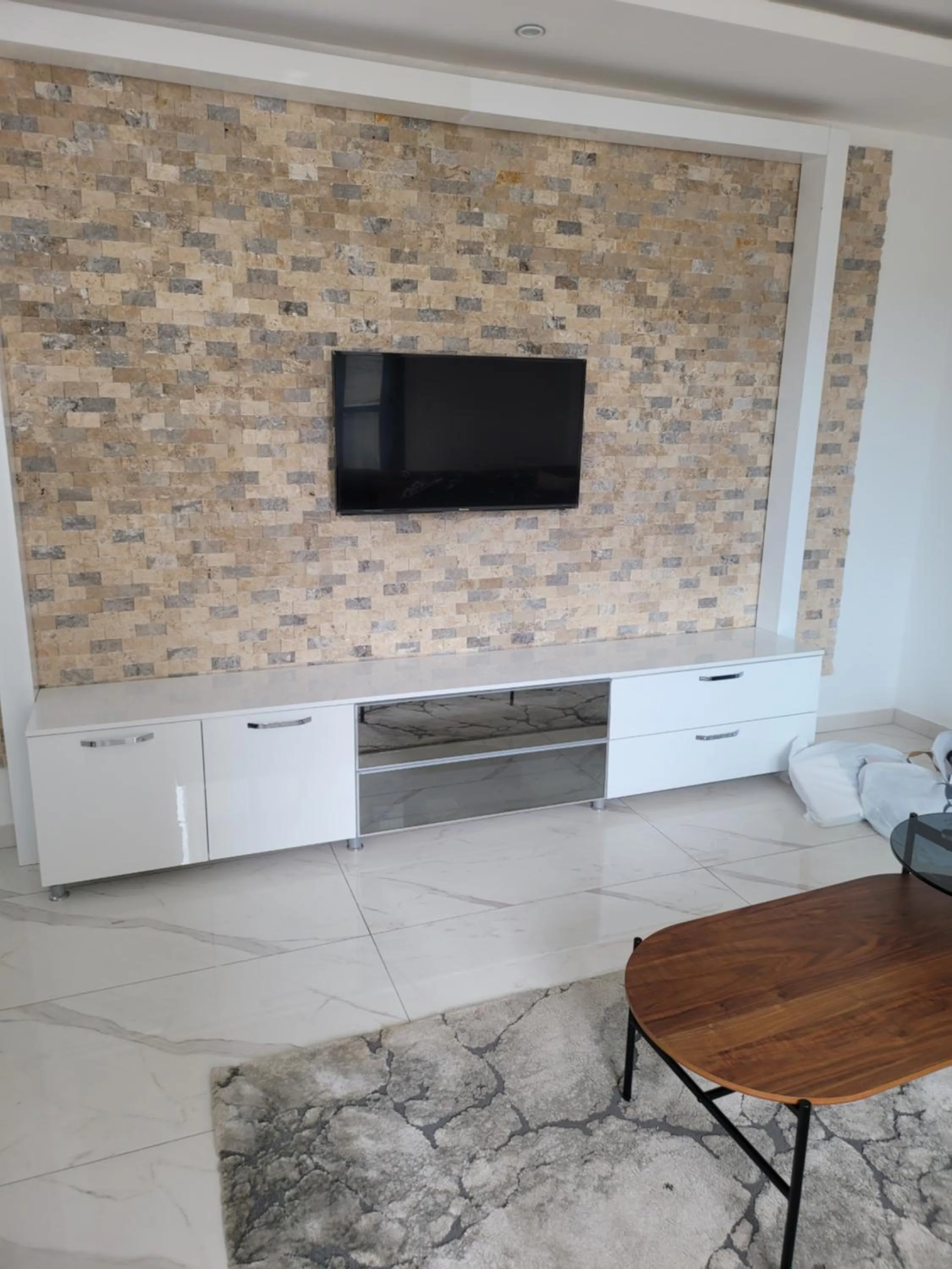 Communal lounge/ TV room in MARINA APPART Hôtel