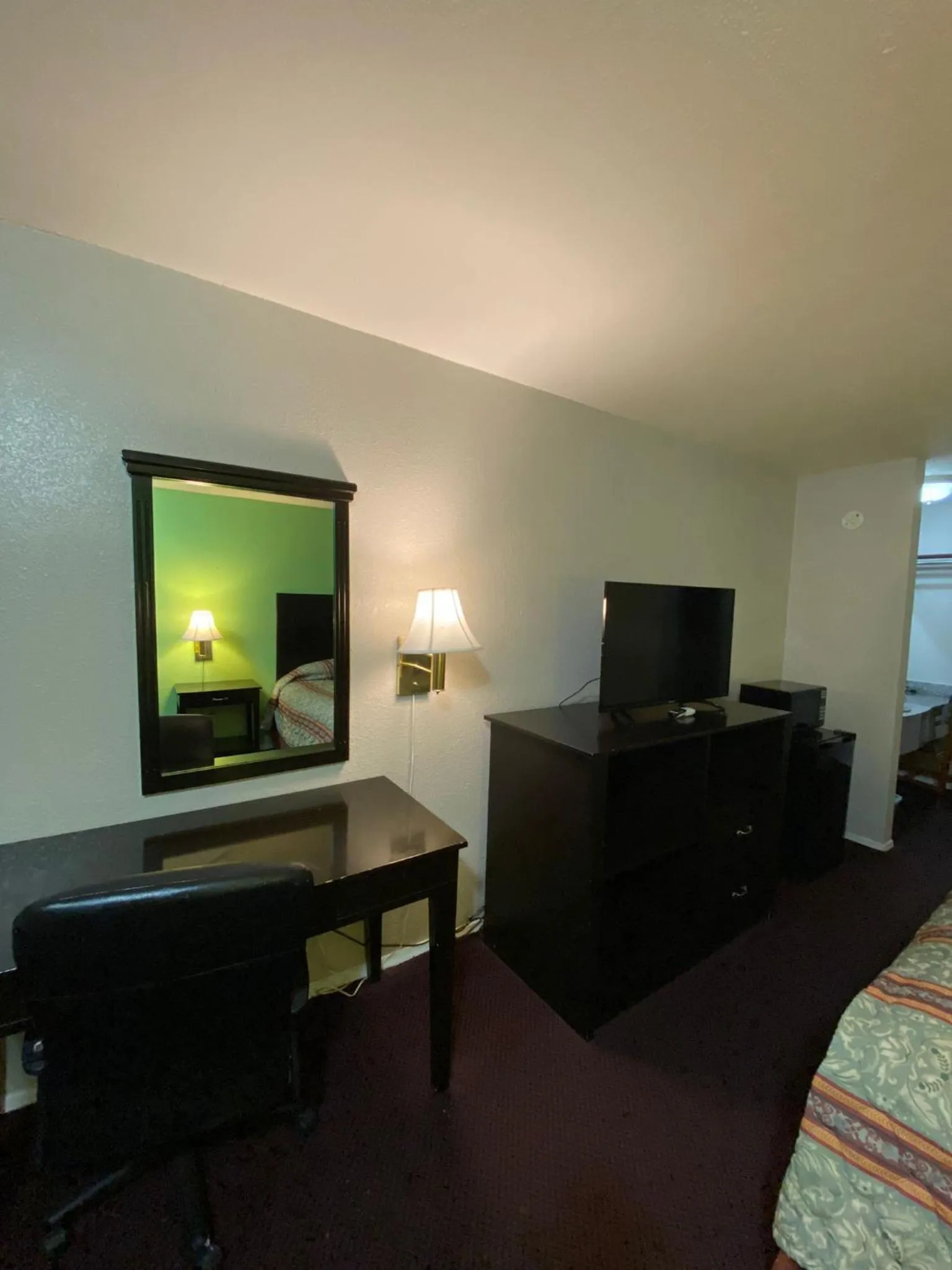 TV and multimedia, Bed in Sunrise Inn