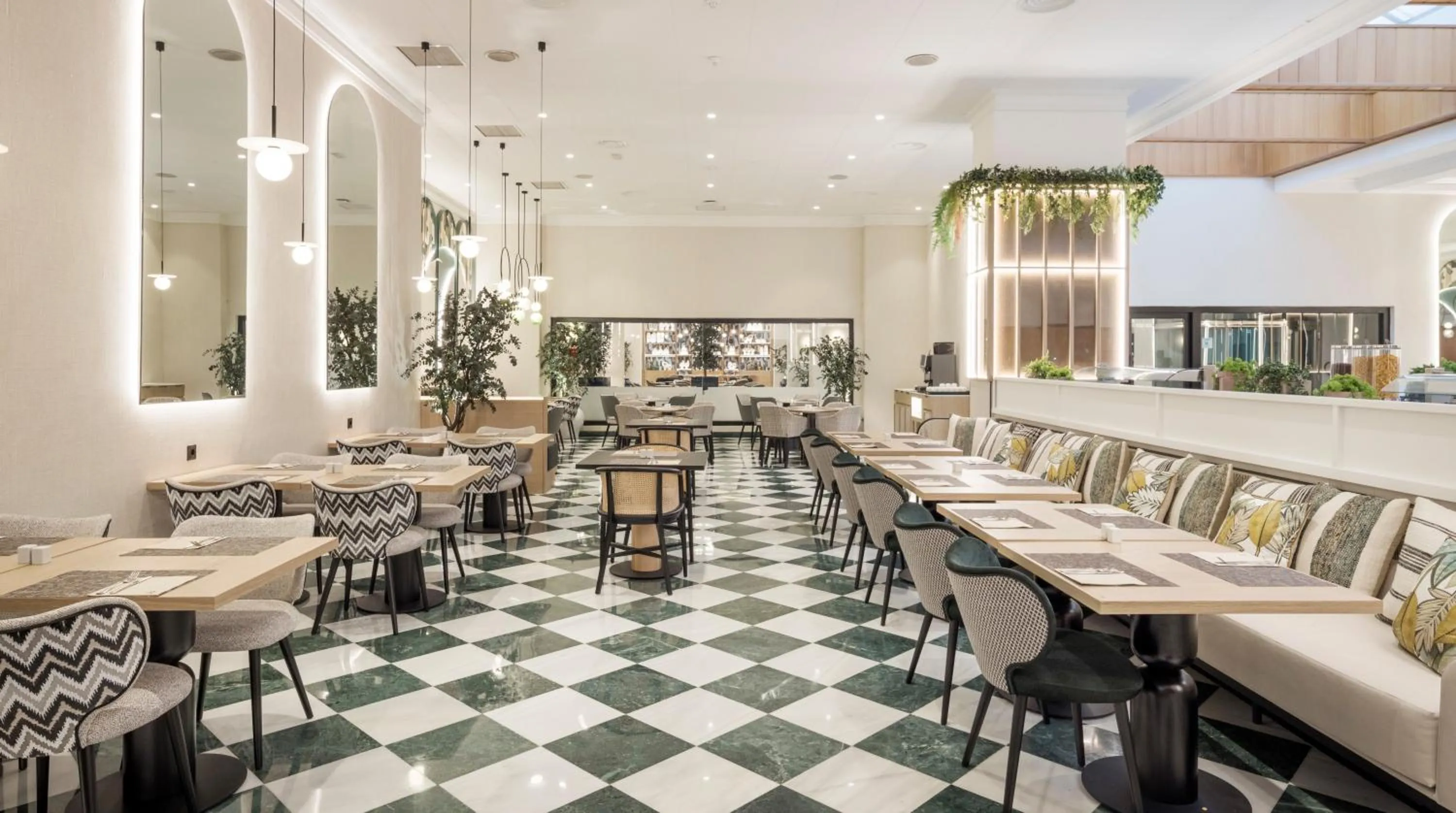 Restaurant/places to eat in Ilunion Les Corts Spa