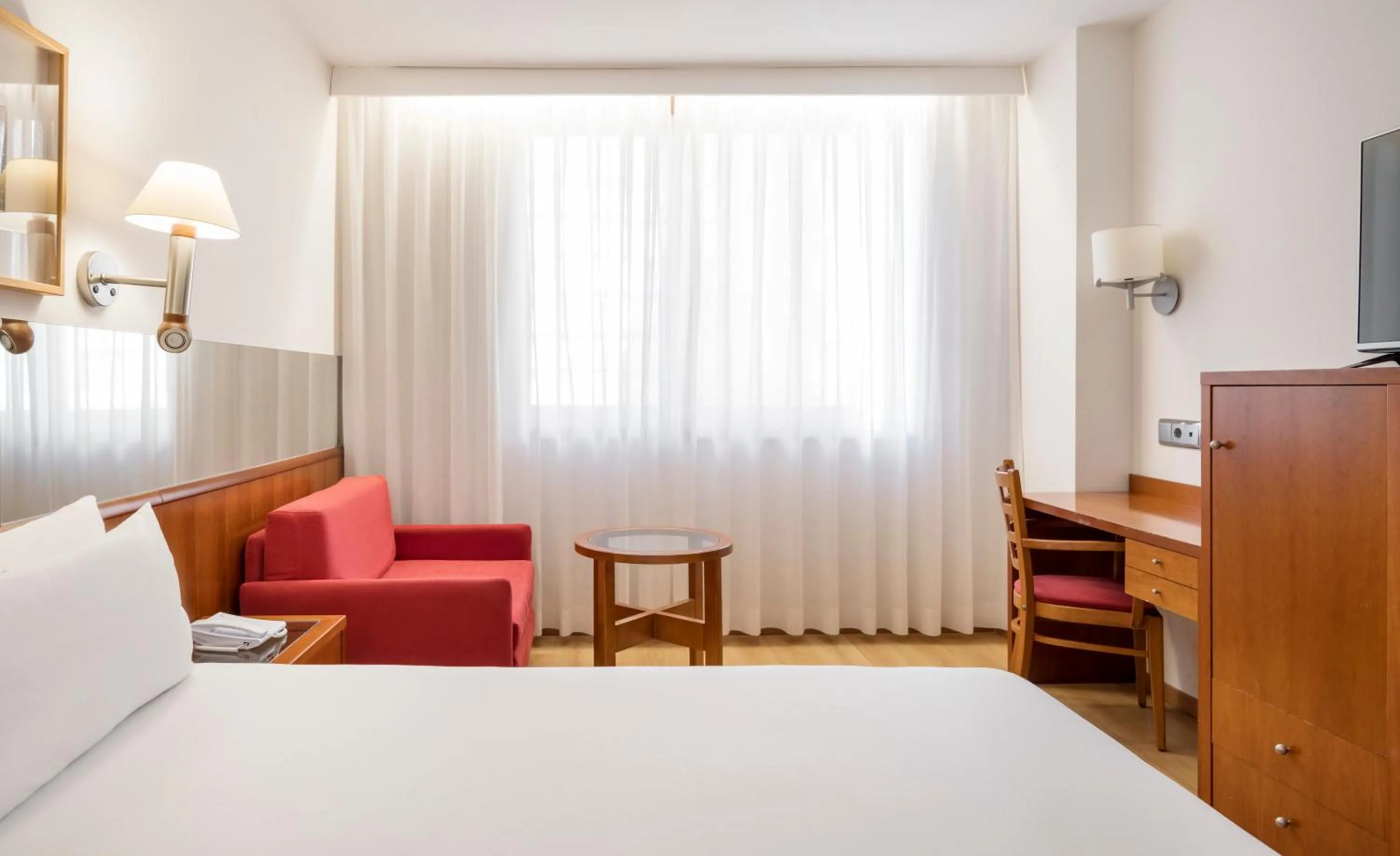 Bedroom, Bed in Ilunion Les Corts Spa