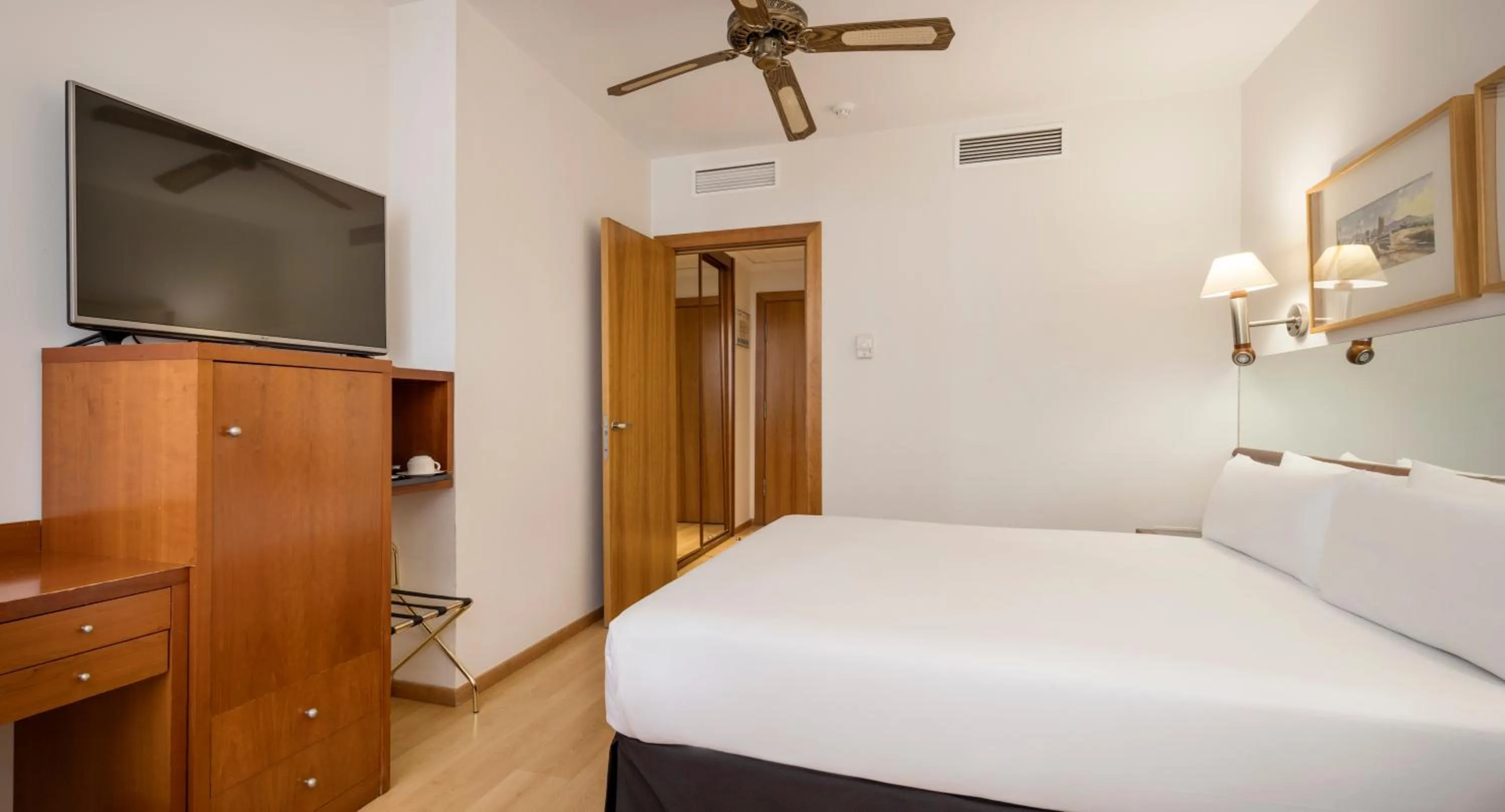 Bedroom, Bed in Ilunion Les Corts Spa