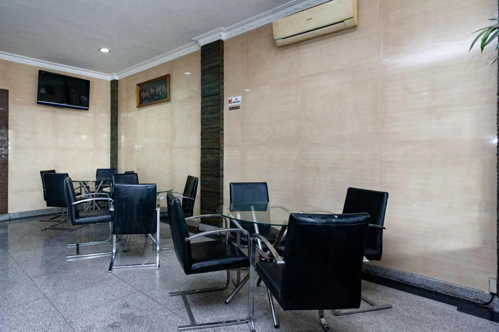 Seating area in RedDoorz Premium at Hotel Ratu Residence