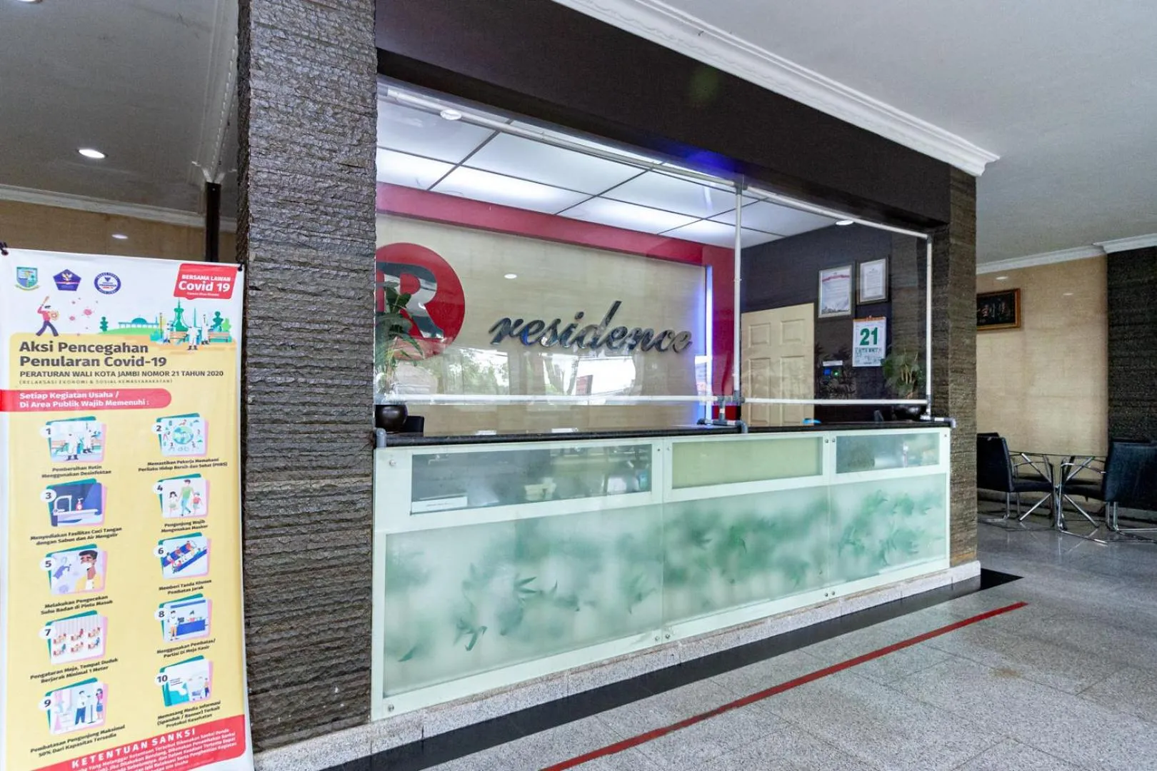 Lobby or reception in RedDoorz Premium at Hotel Ratu Residence