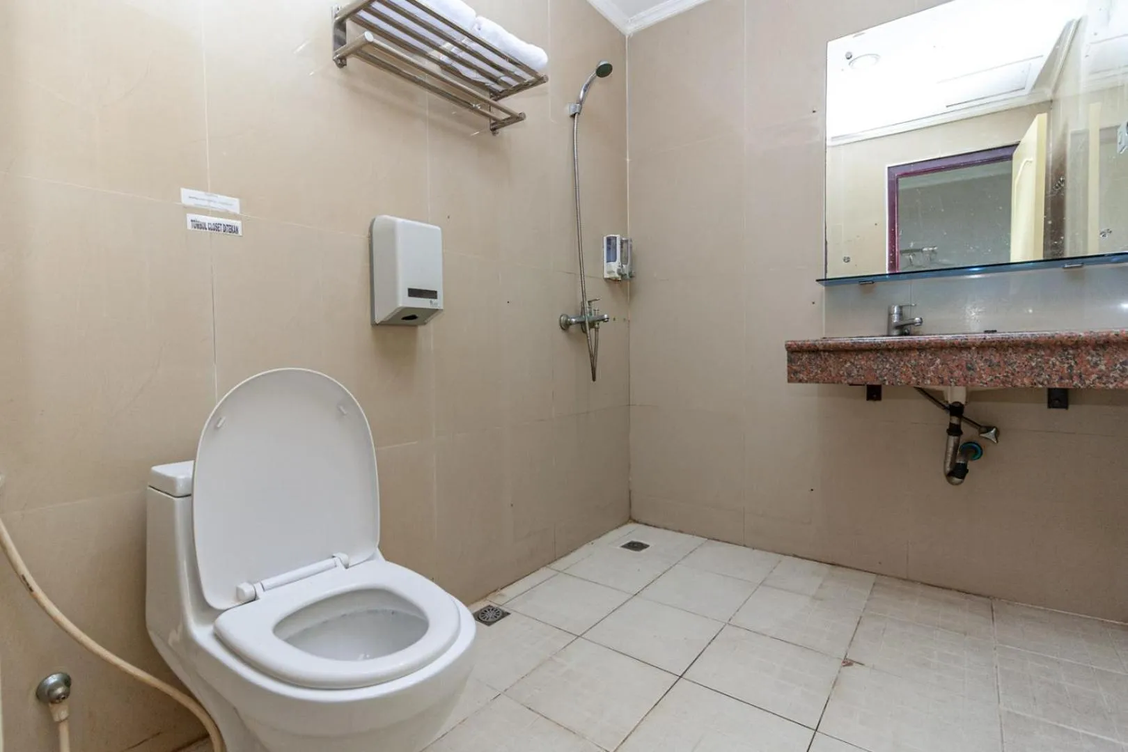 Bathroom in RedDoorz Premium at Hotel Ratu Residence