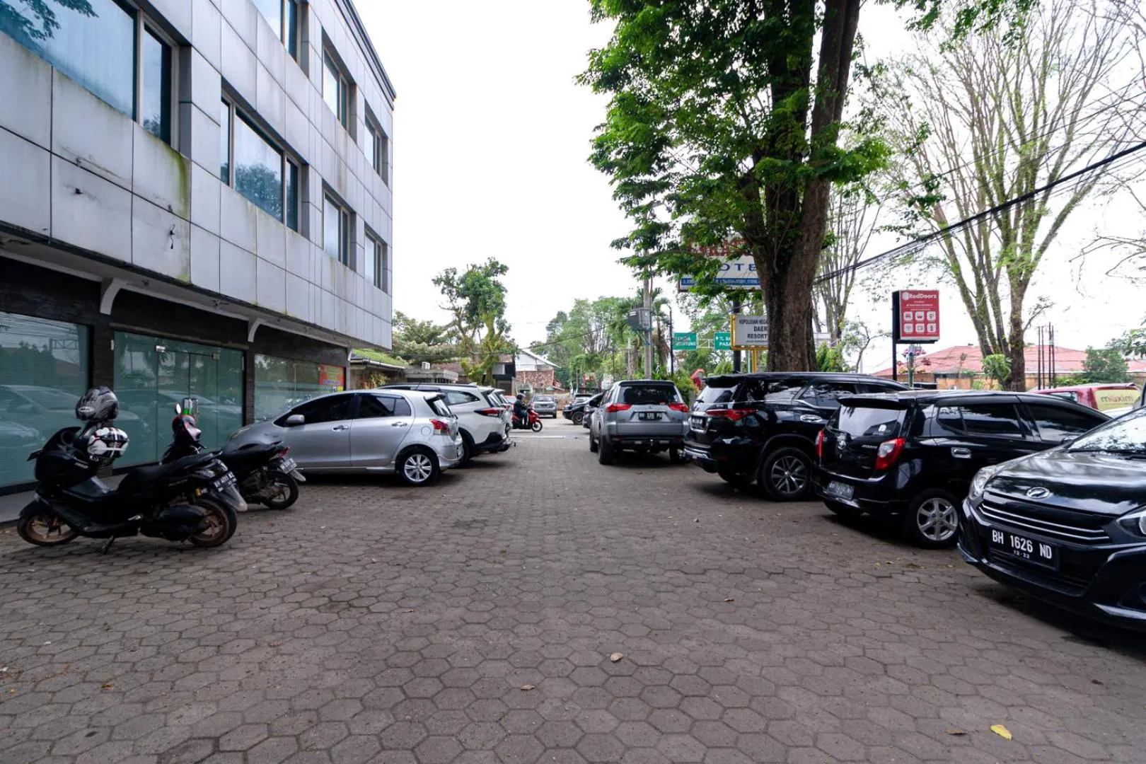 Parking in RedDoorz Premium at Hotel Ratu Residence